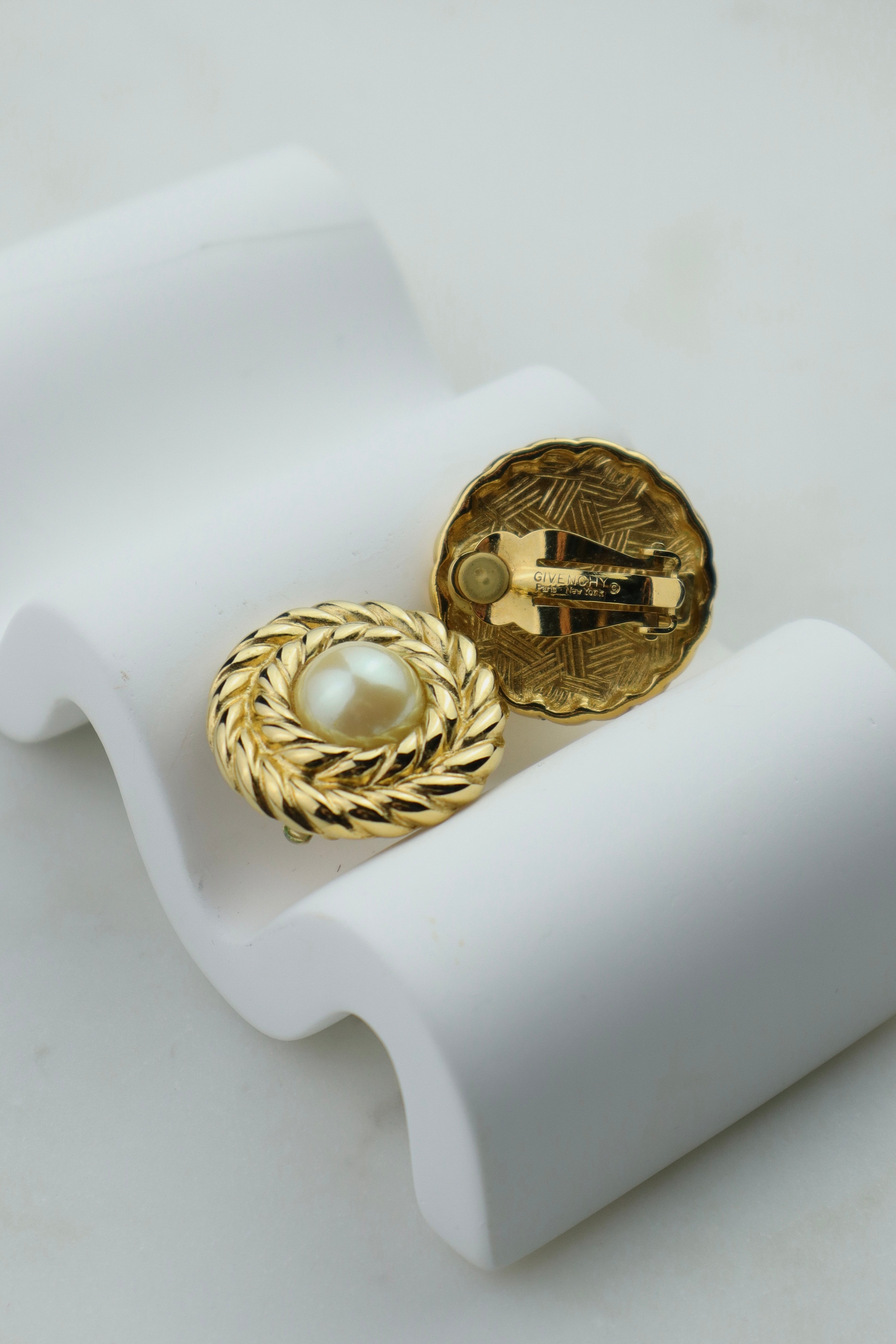 Givenchy - okrągłe klipsy z perłą