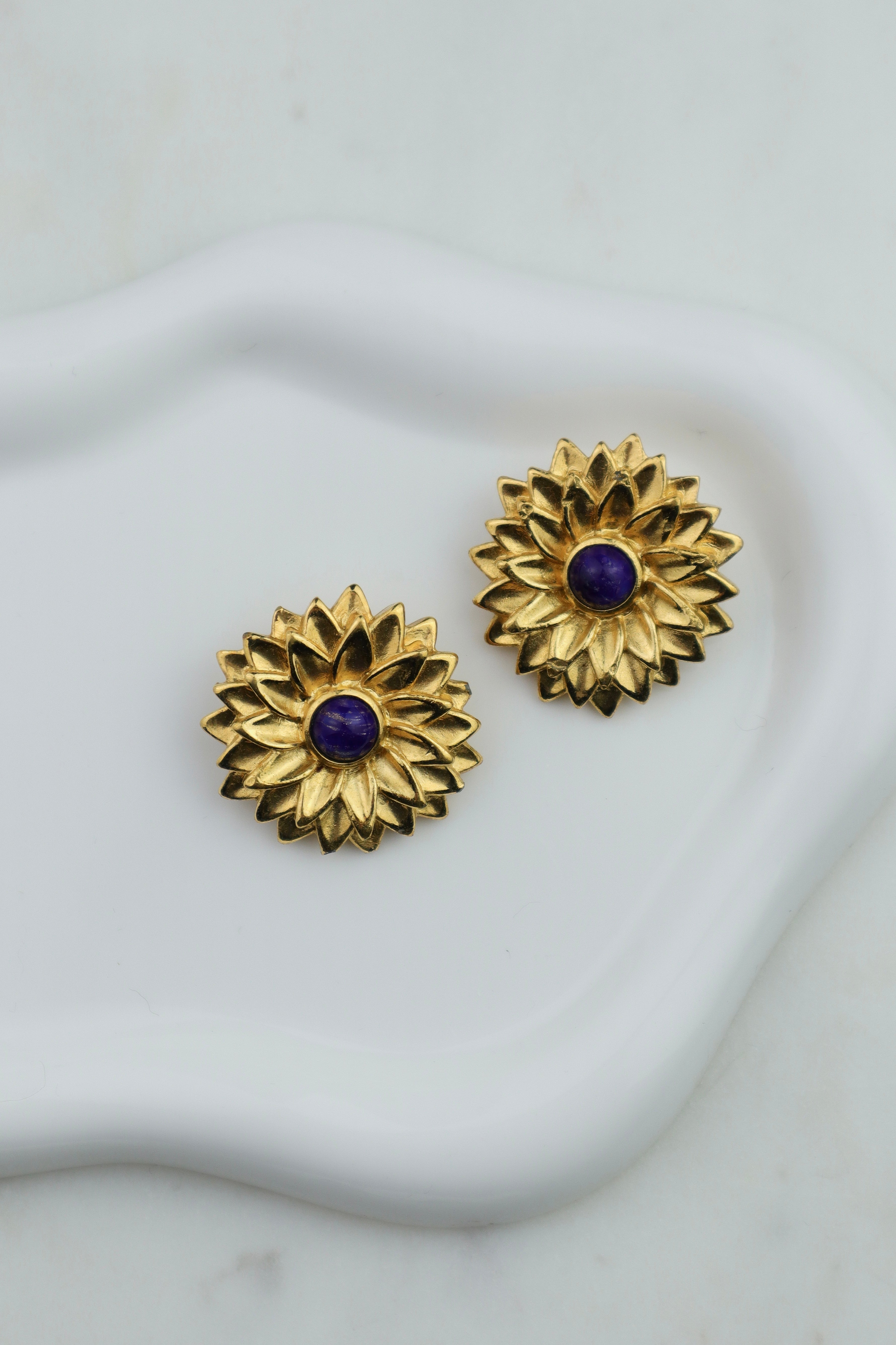 LANVIN – pozłacane klipsy słońca z niebieskim kaboszonem