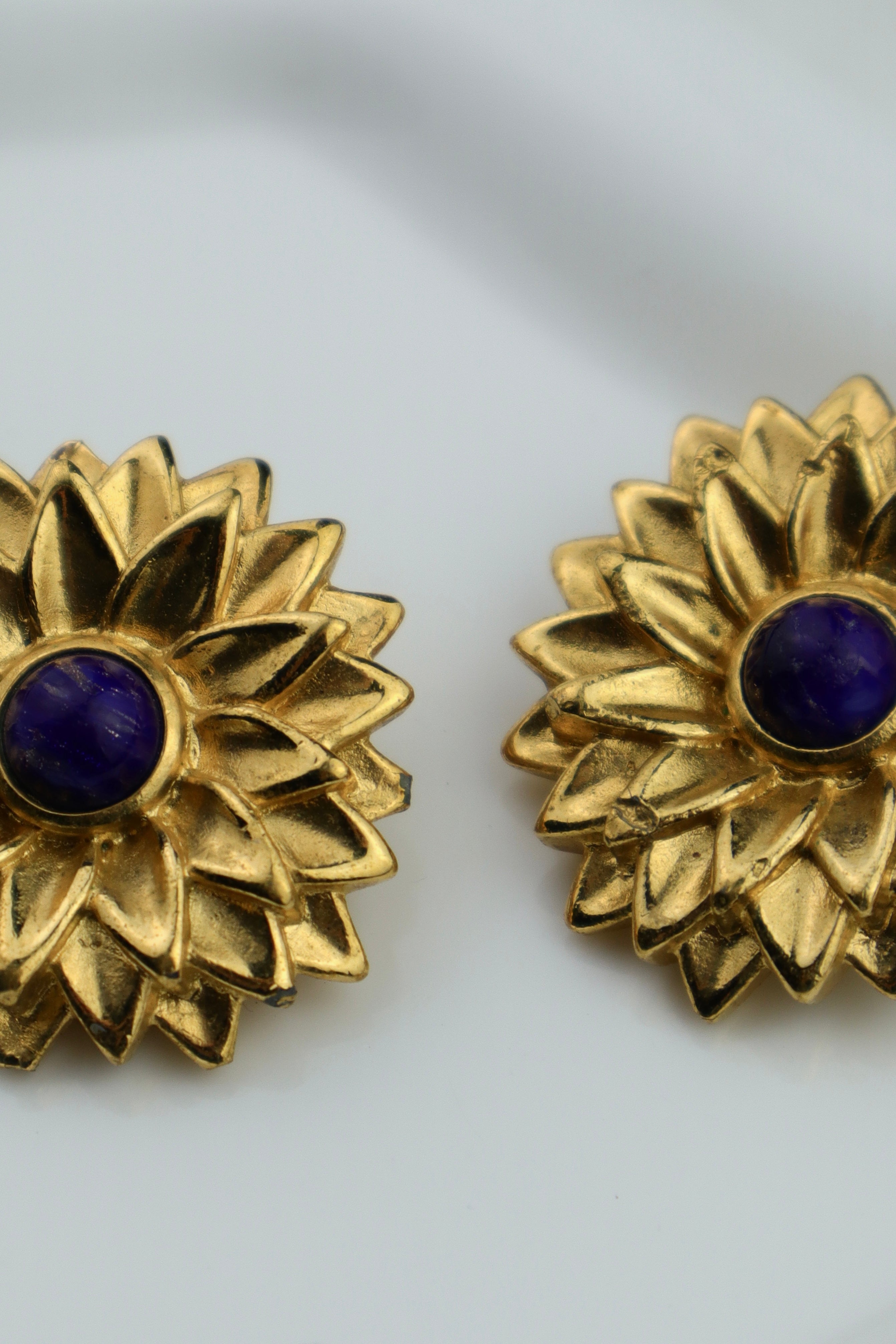 LANVIN – pozłacane klipsy słońca z niebieskim kaboszonem