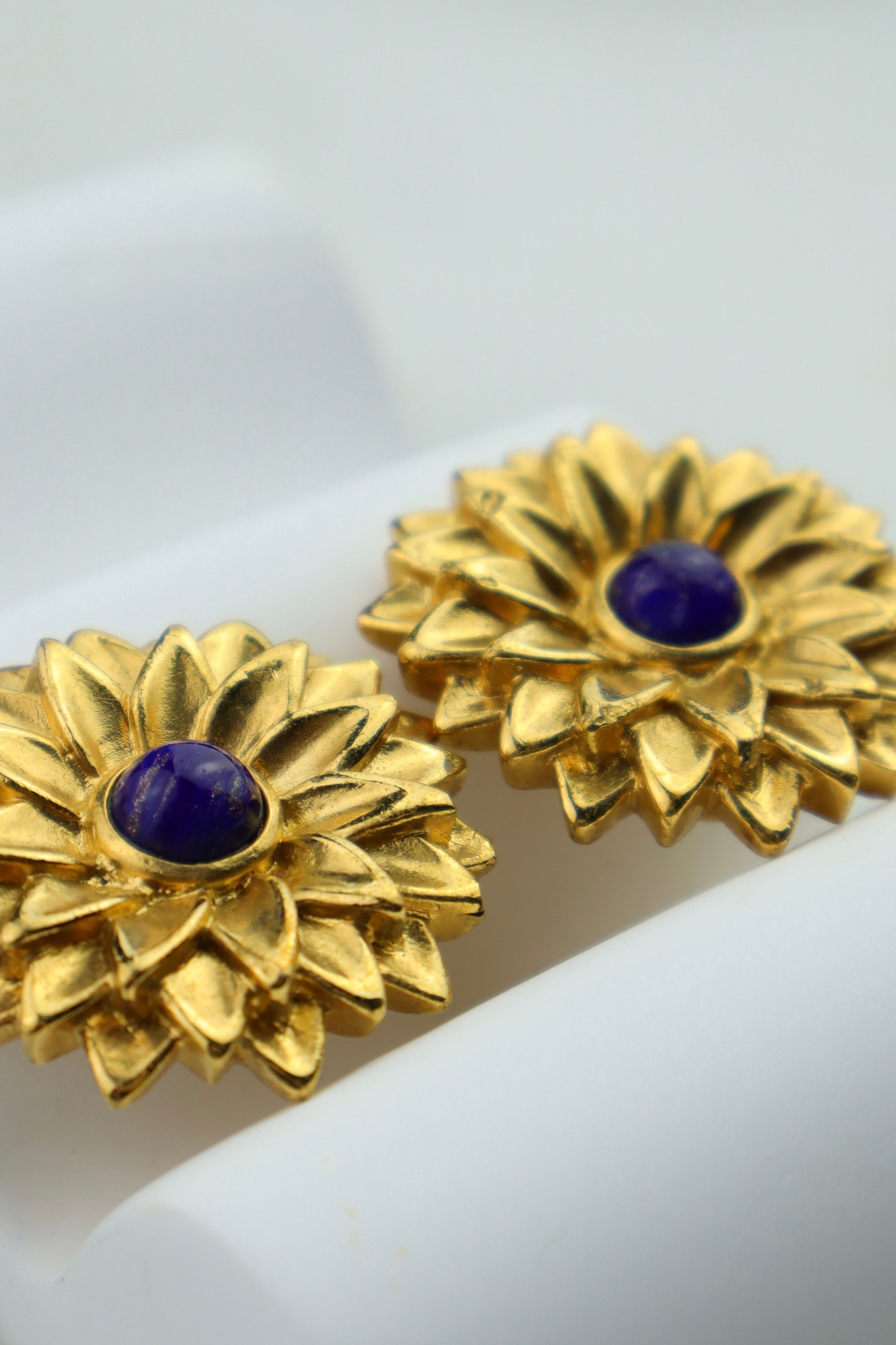 LANVIN – pozłacane klipsy słońca z niebieskim kaboszonem