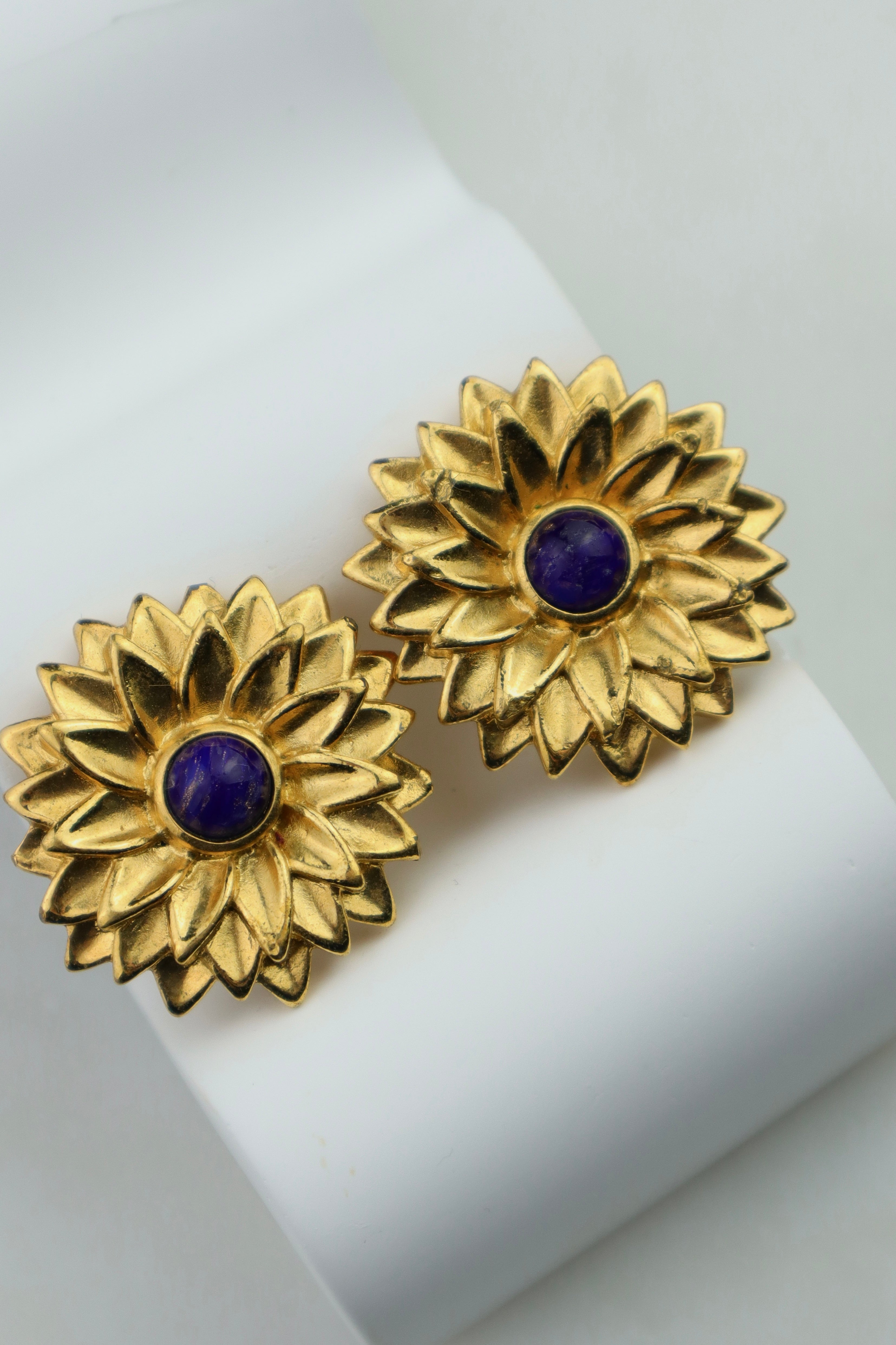 LANVIN – pozłacane klipsy słońca z niebieskim kaboszonem