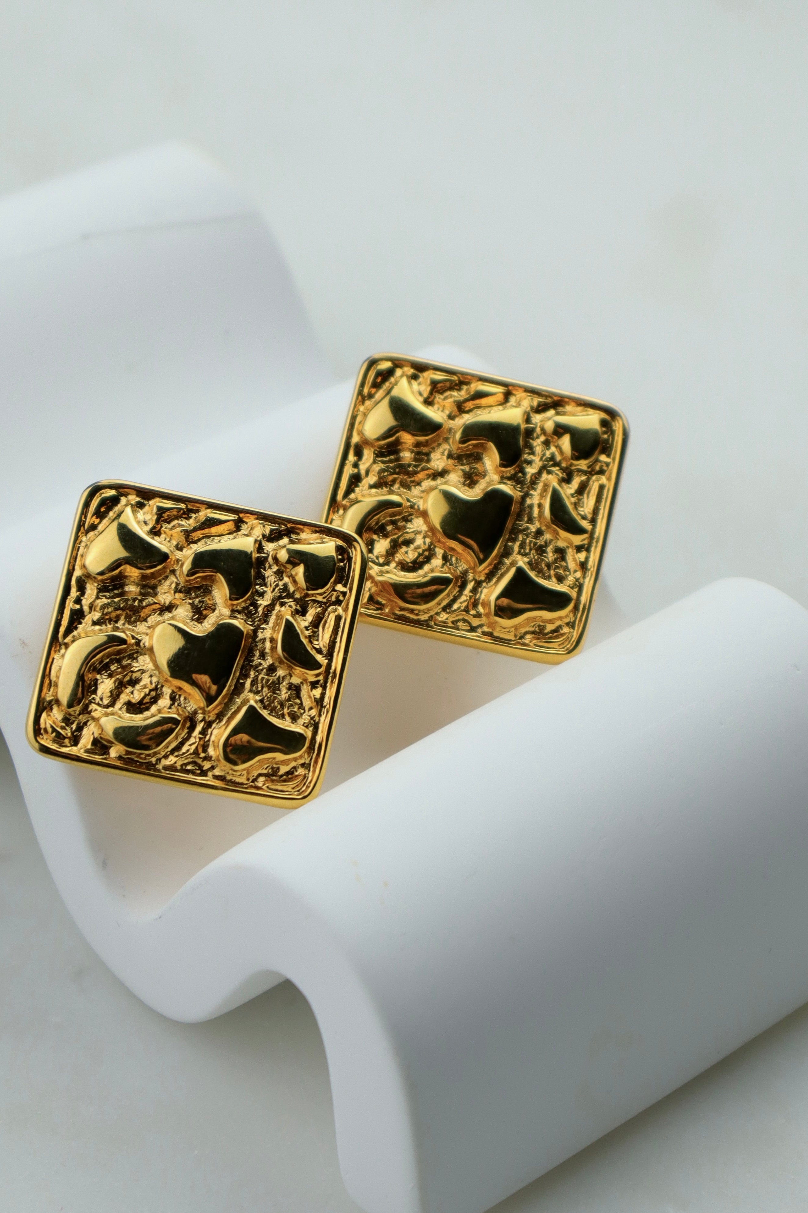 Yves Saint Laurent - geometryczne klipsy w kultowe serce