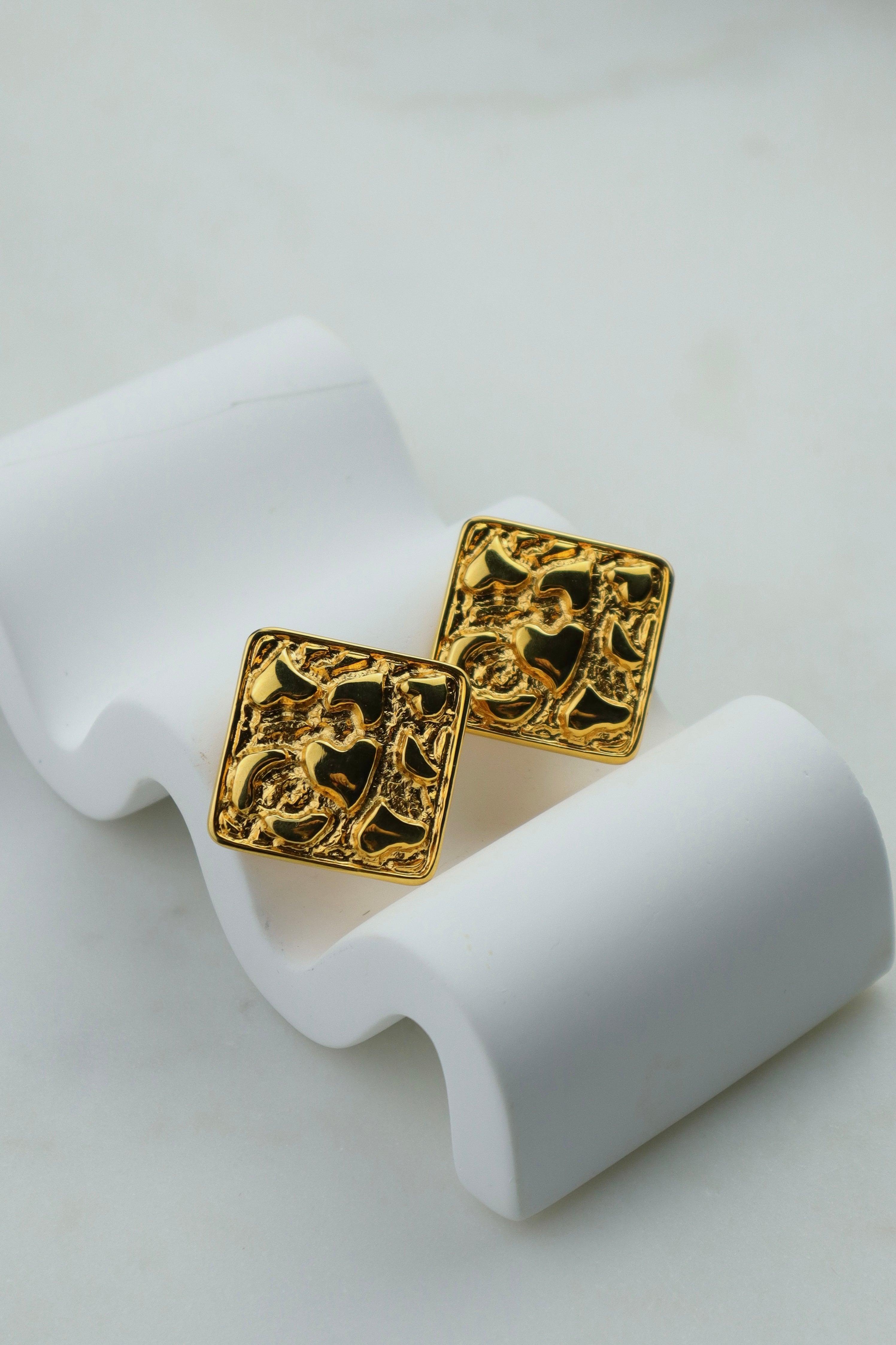 Yves Saint Laurent - geometryczne klipsy w kultowe serce