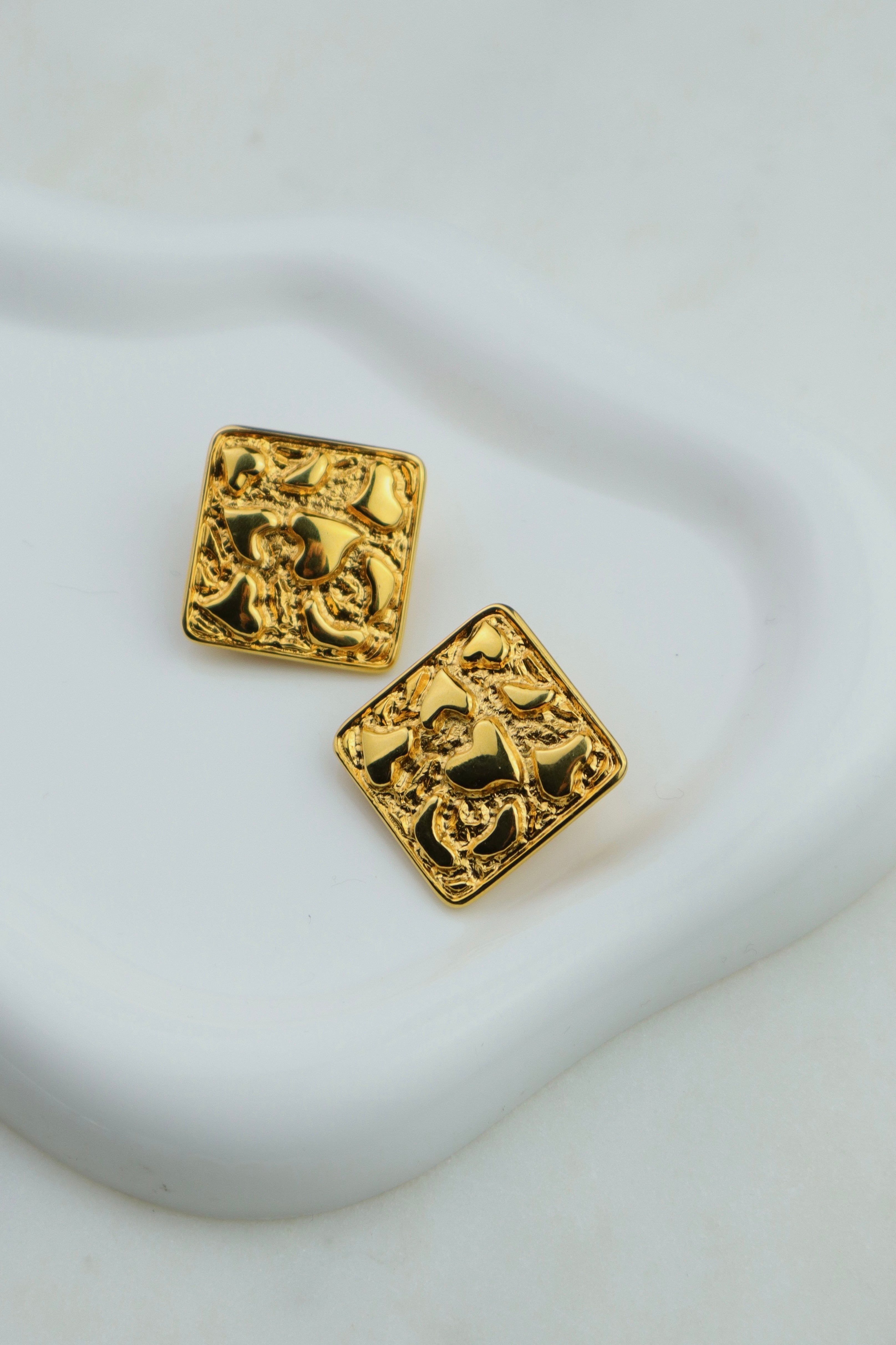 Yves Saint Laurent - geometryczne klipsy w kultowe serce