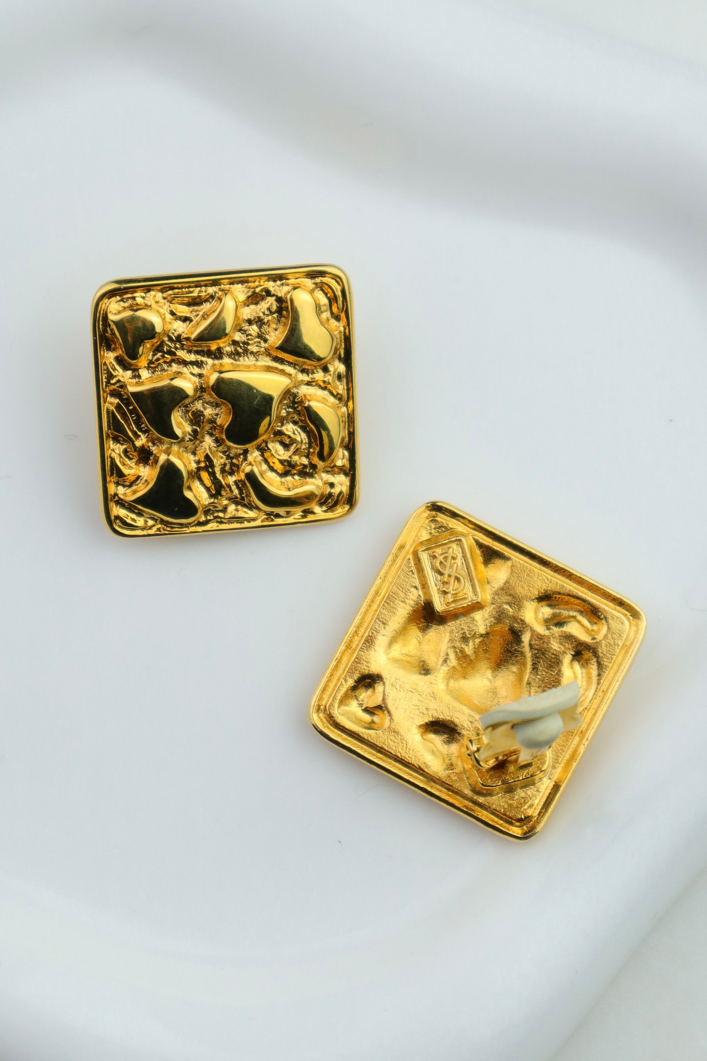 Yves Saint Laurent - geometryczne klipsy w kultowe serce