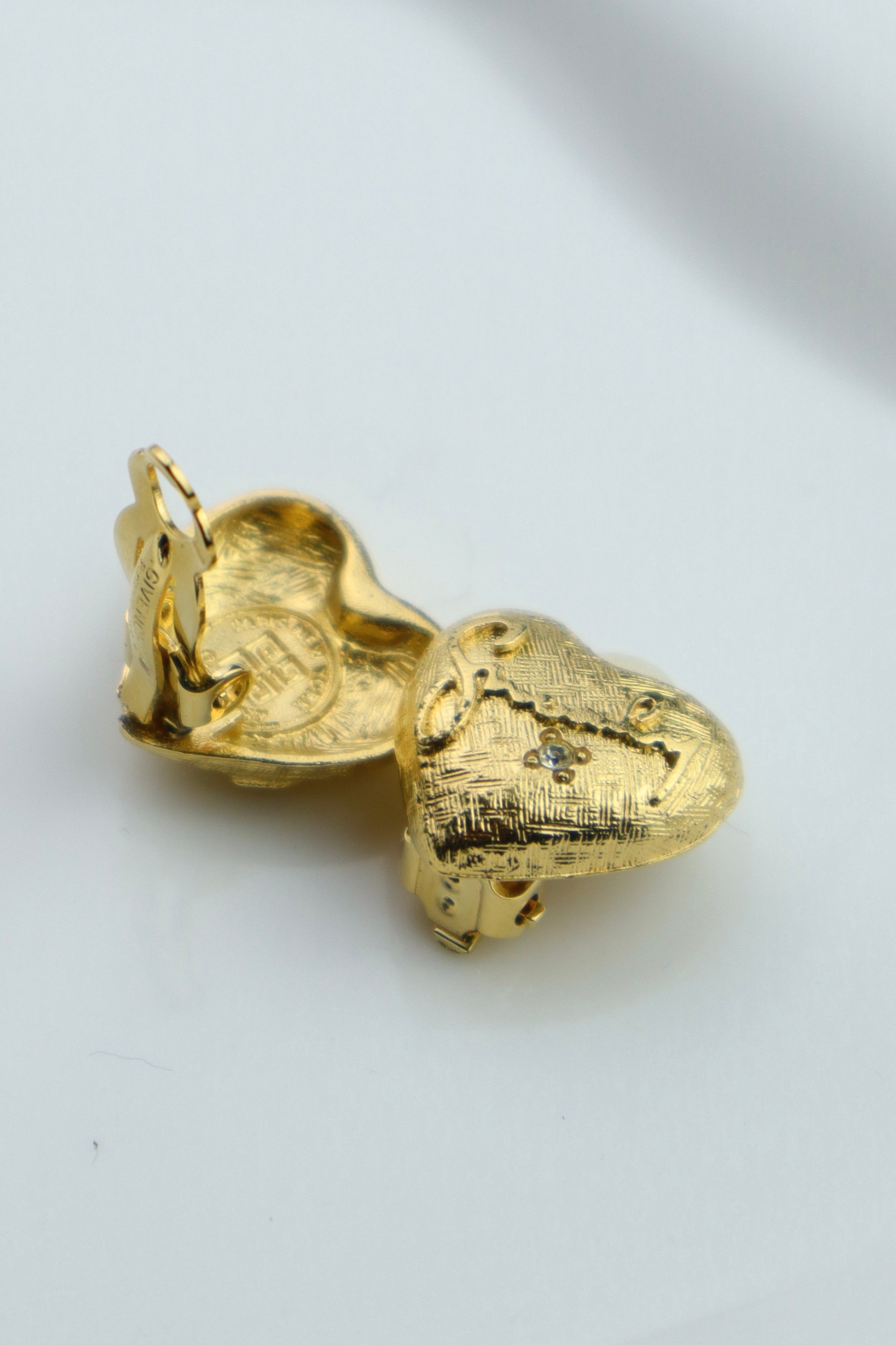 Givenchy - pozłacane klipsy serce