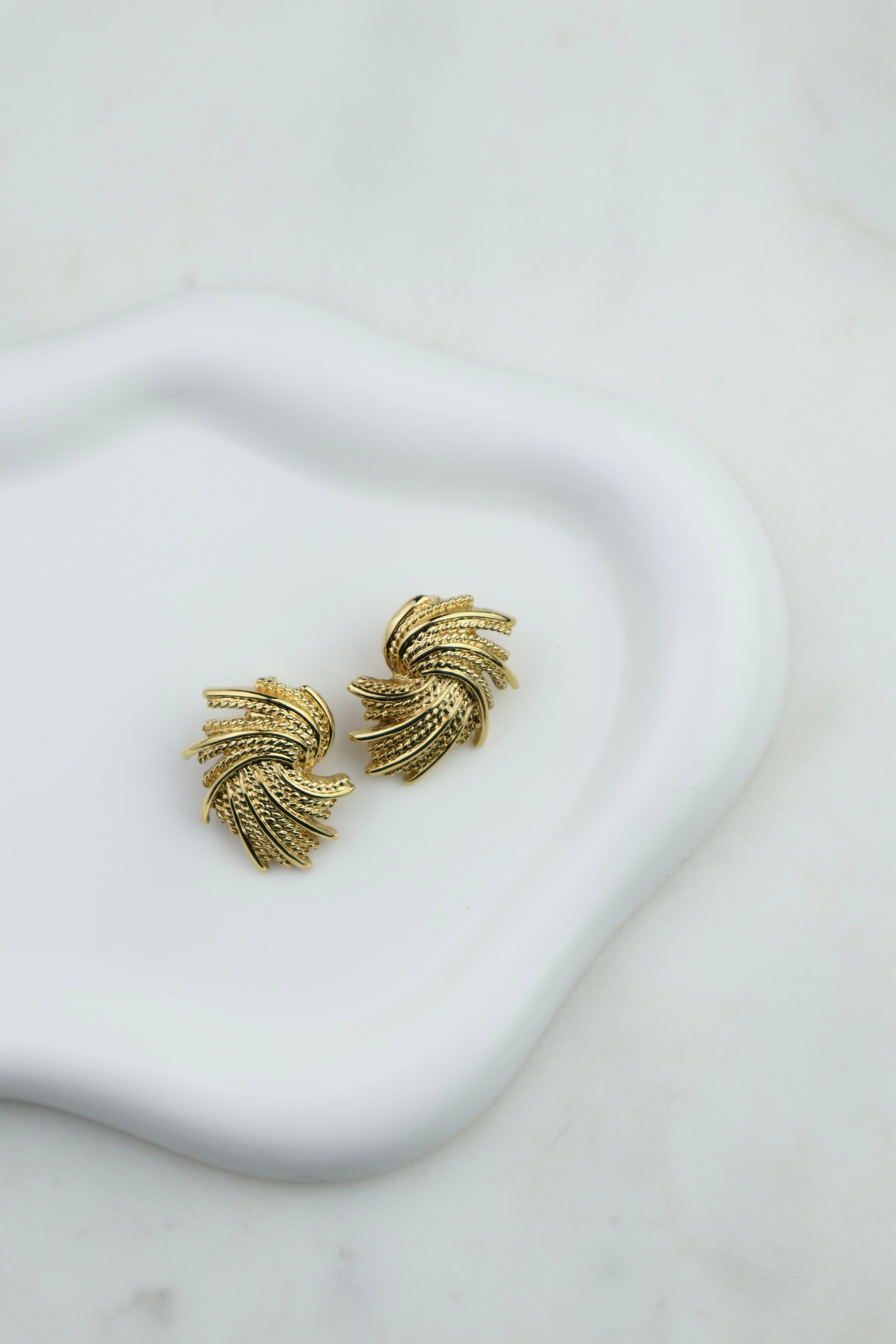 Monet - pozłacane klipsy "golden fan"