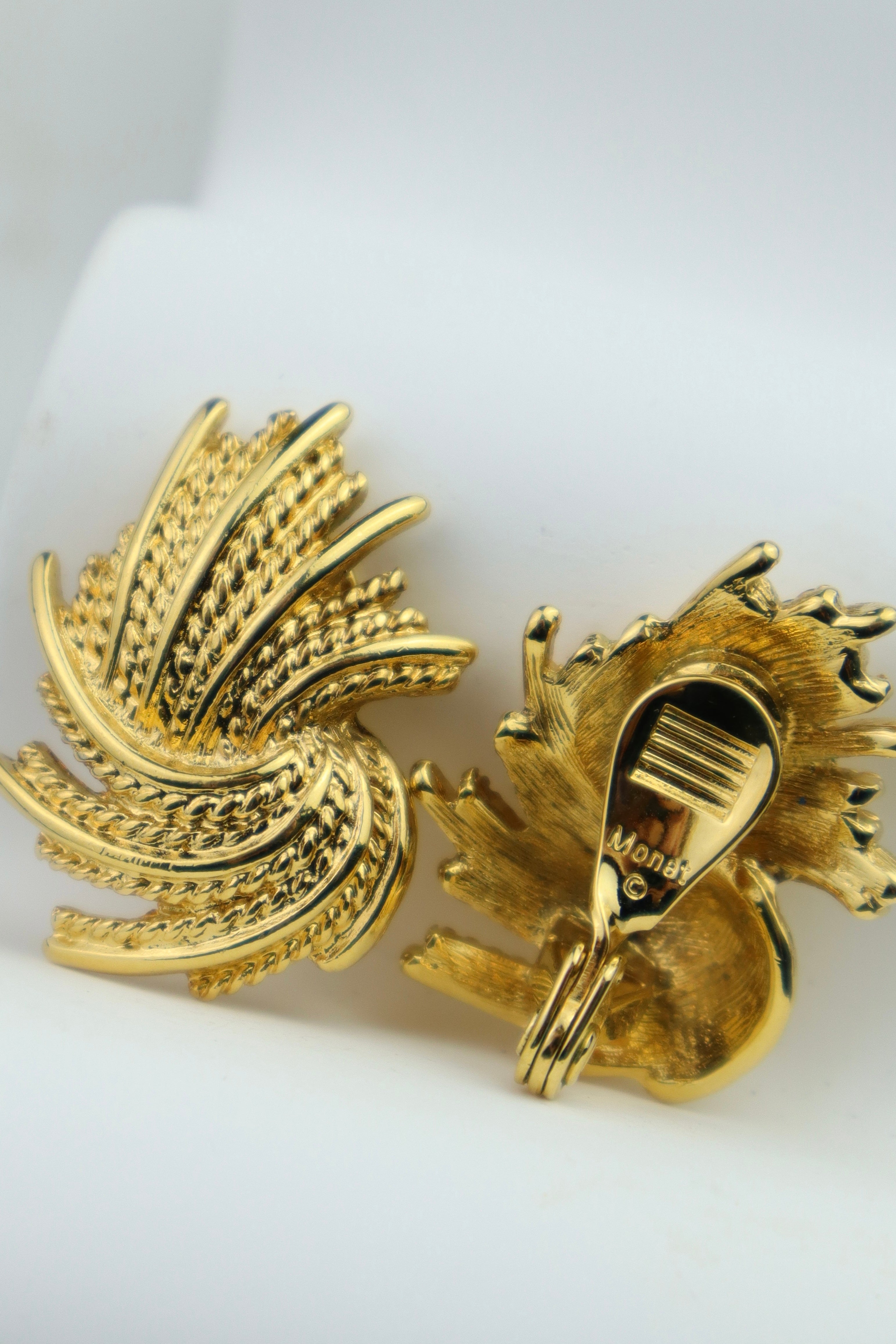 Monet - pozłacane klipsy "golden fan"