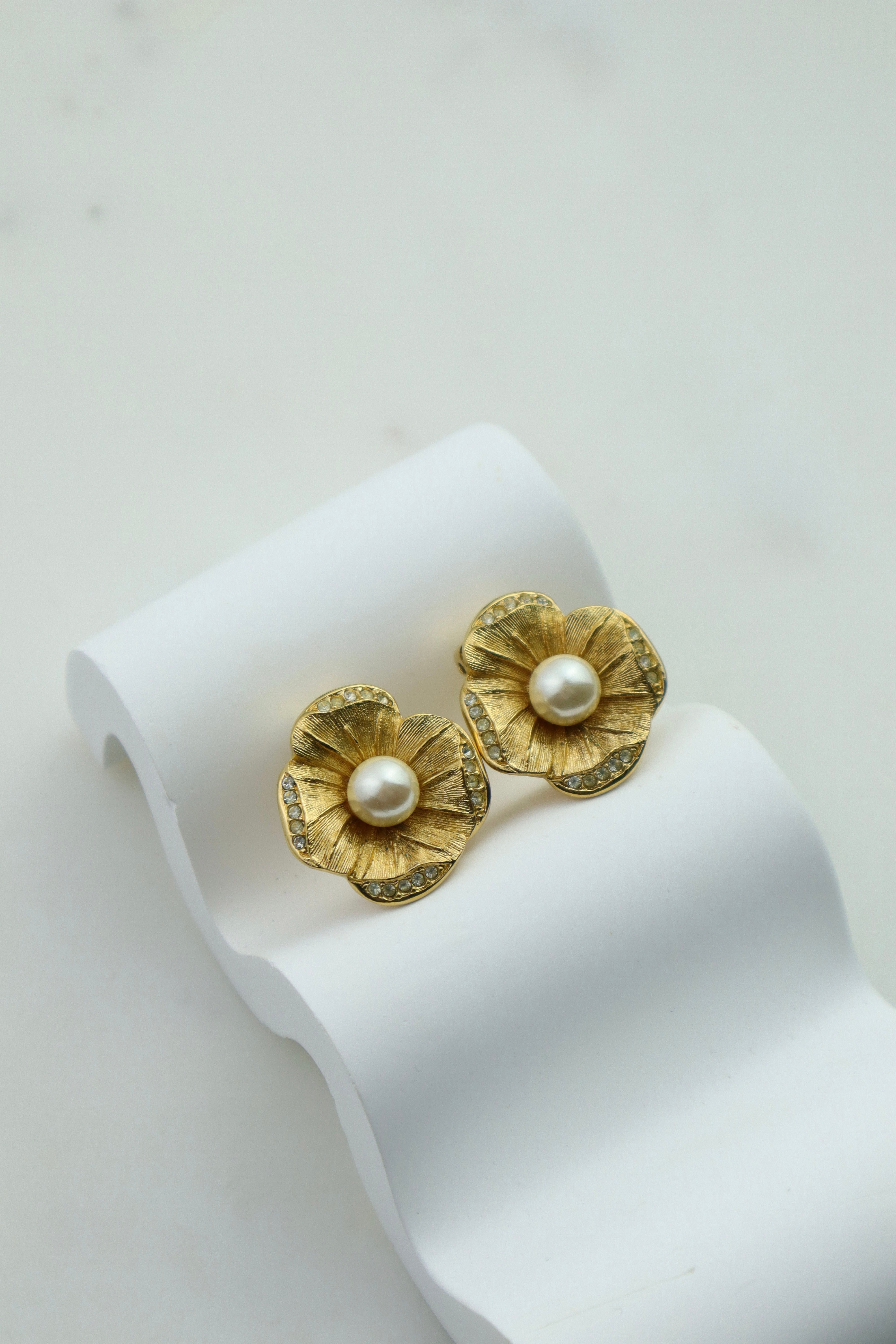 Christian Dior - pozłacane klipsy Camelia