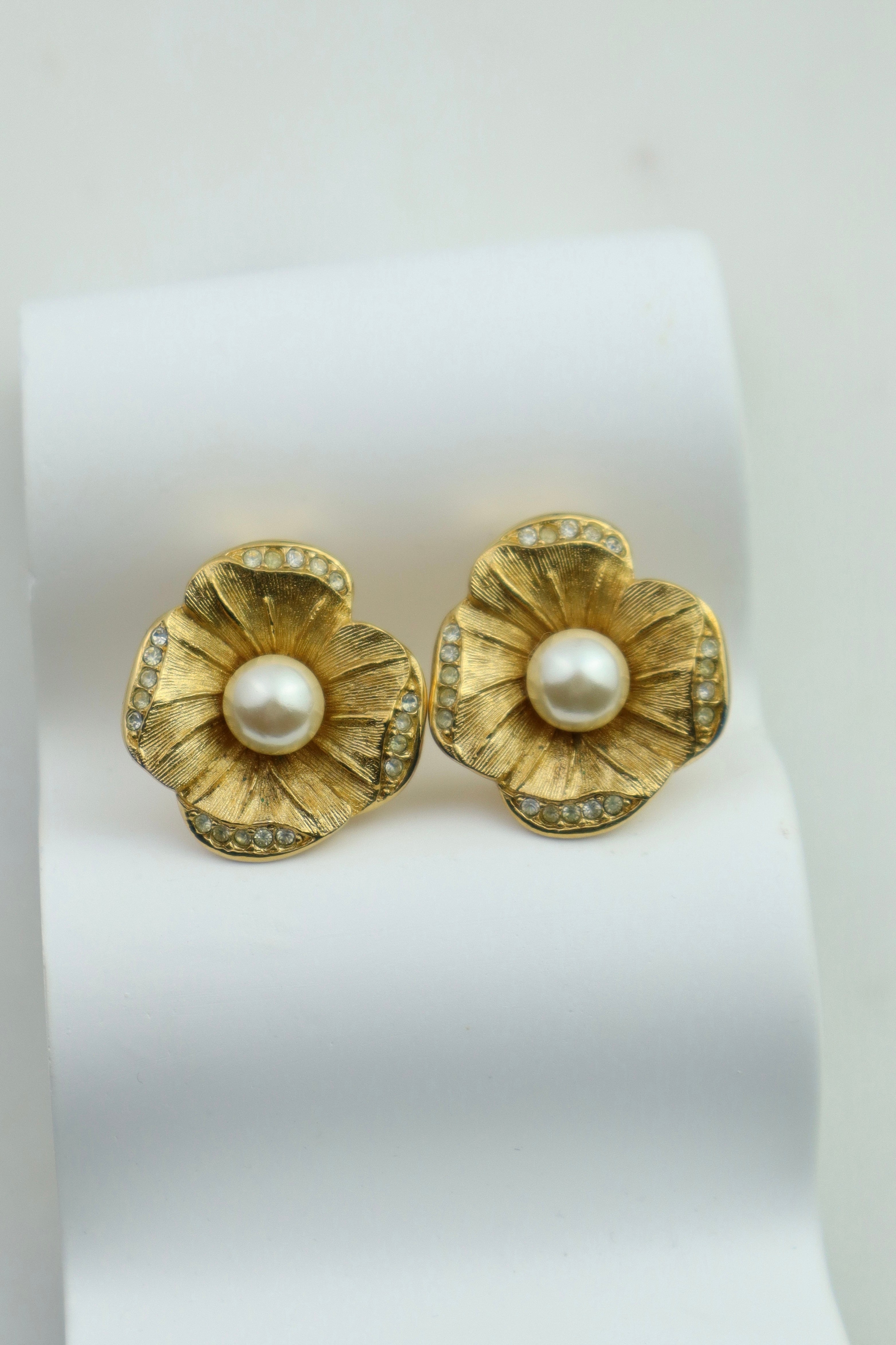 Christian Dior - pozłacane klipsy Camelia