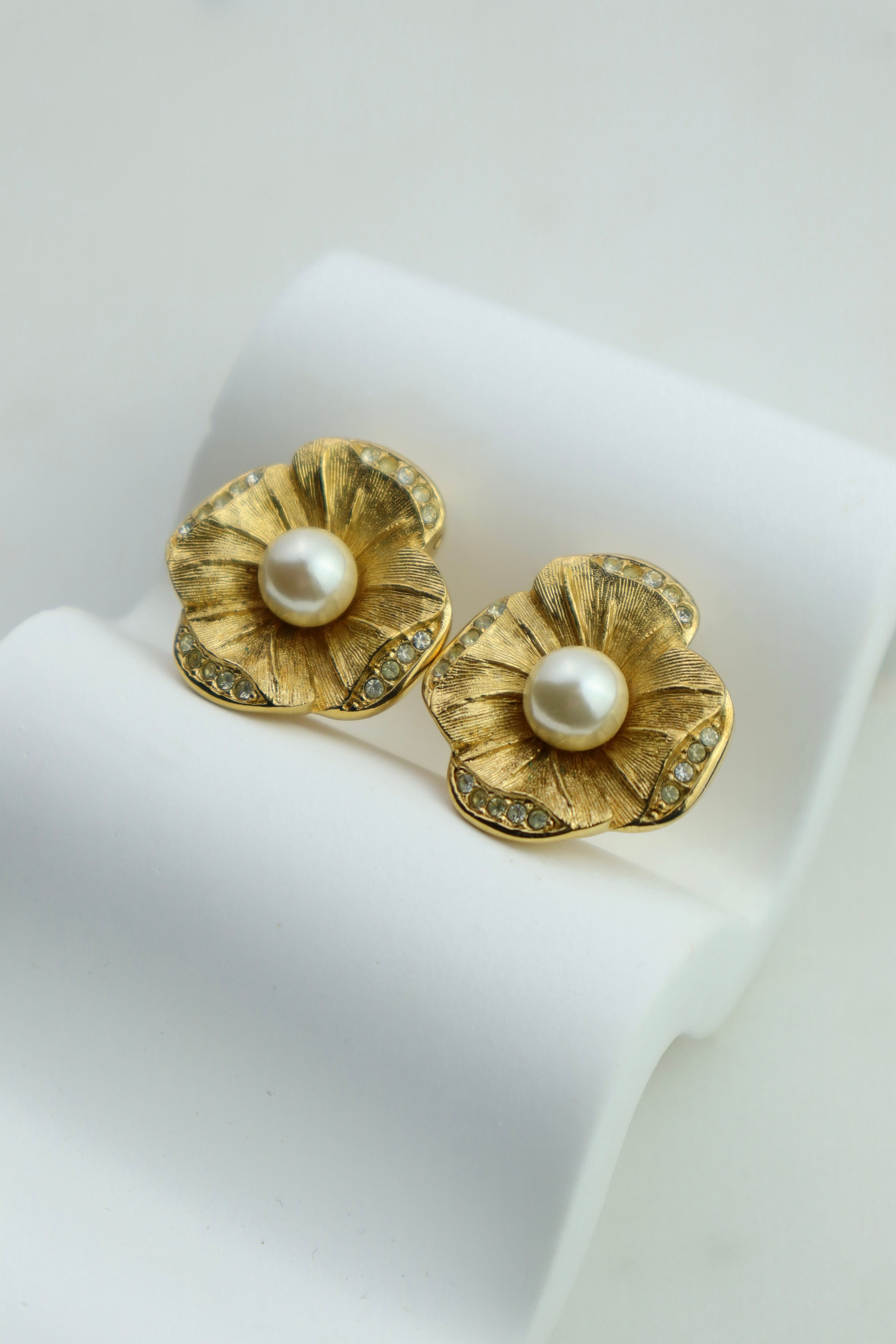 Christian Dior - pozłacane klipsy Camelia