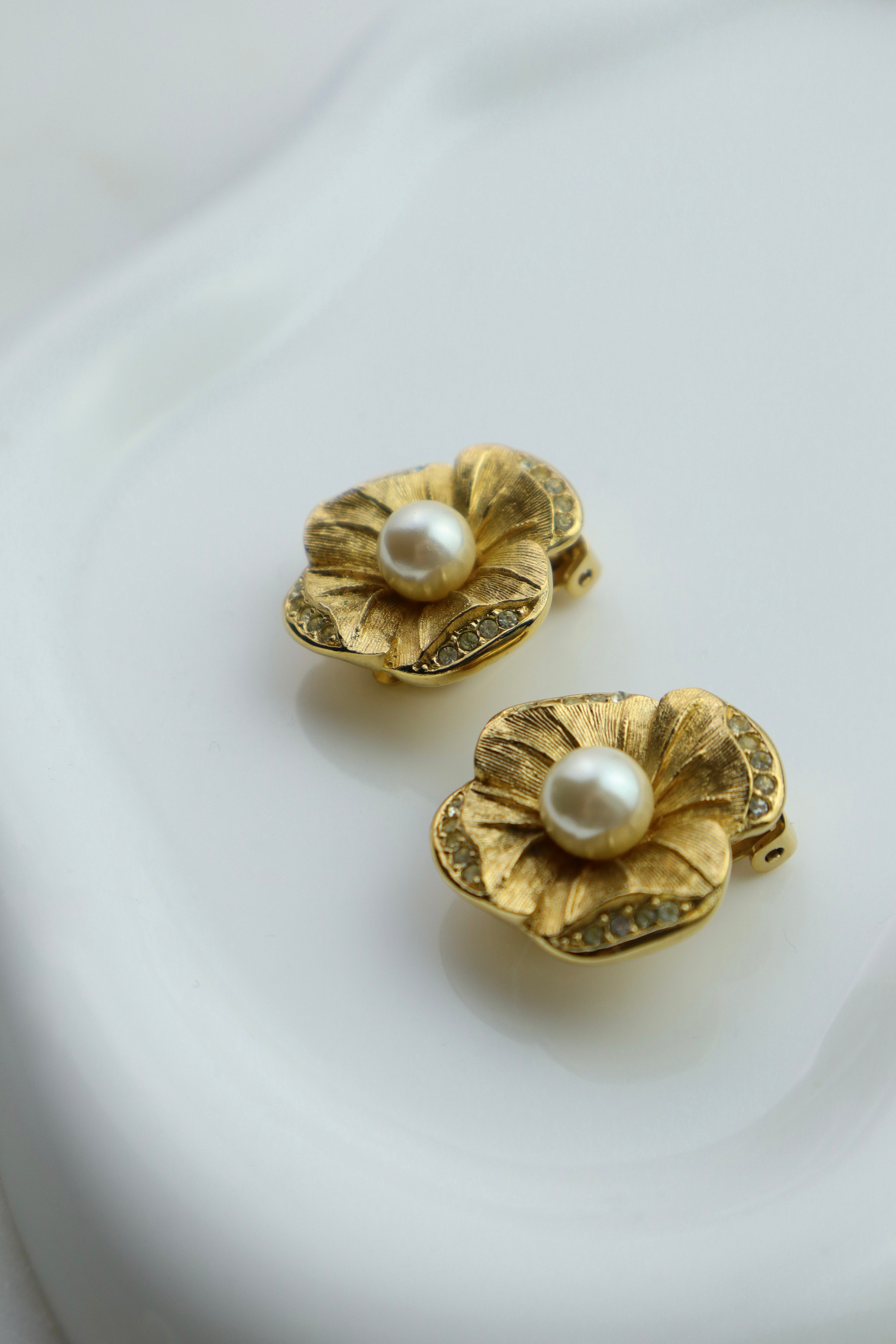 Christian Dior - pozłacane klipsy Camelia