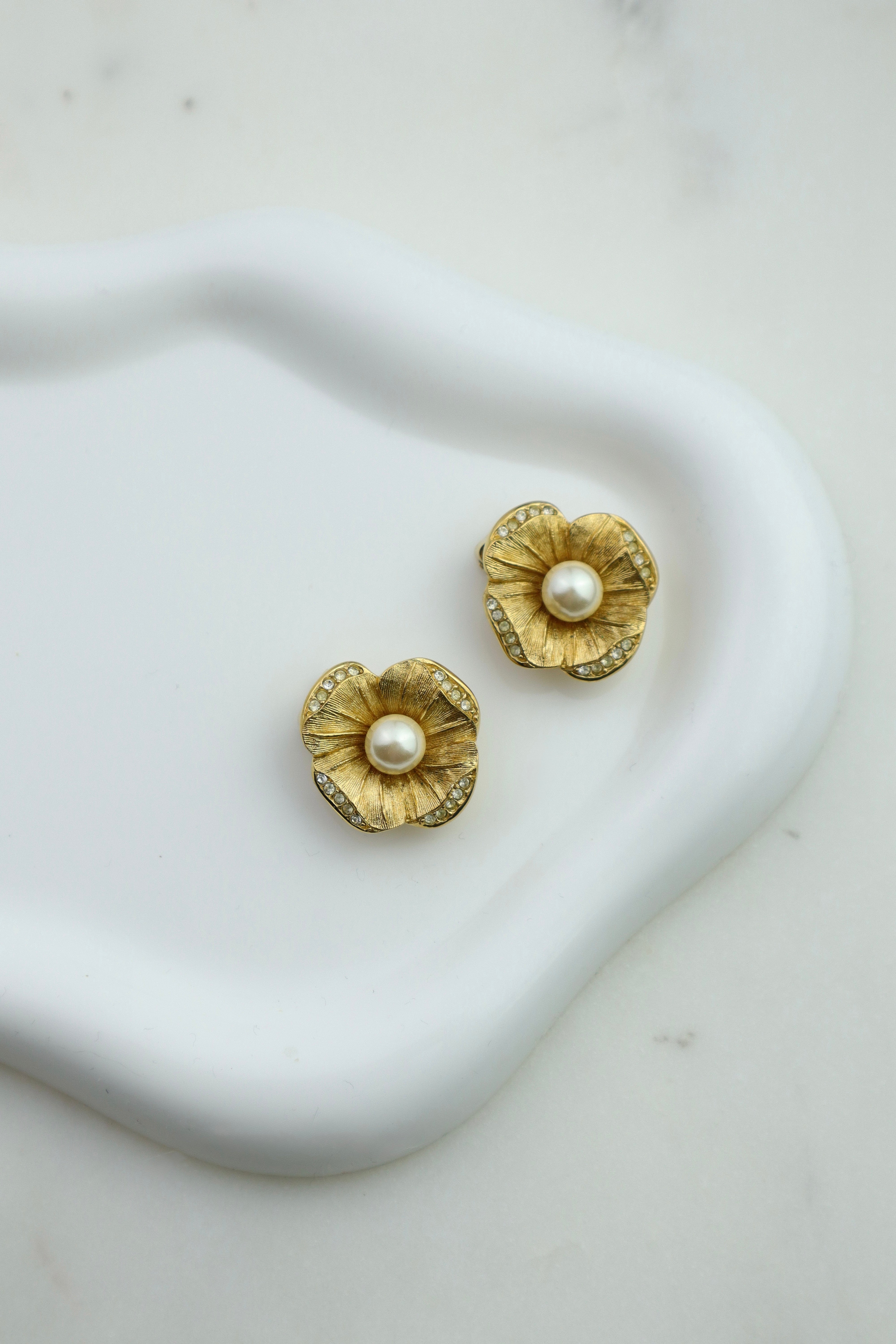 Christian Dior - pozłacane klipsy Camelia