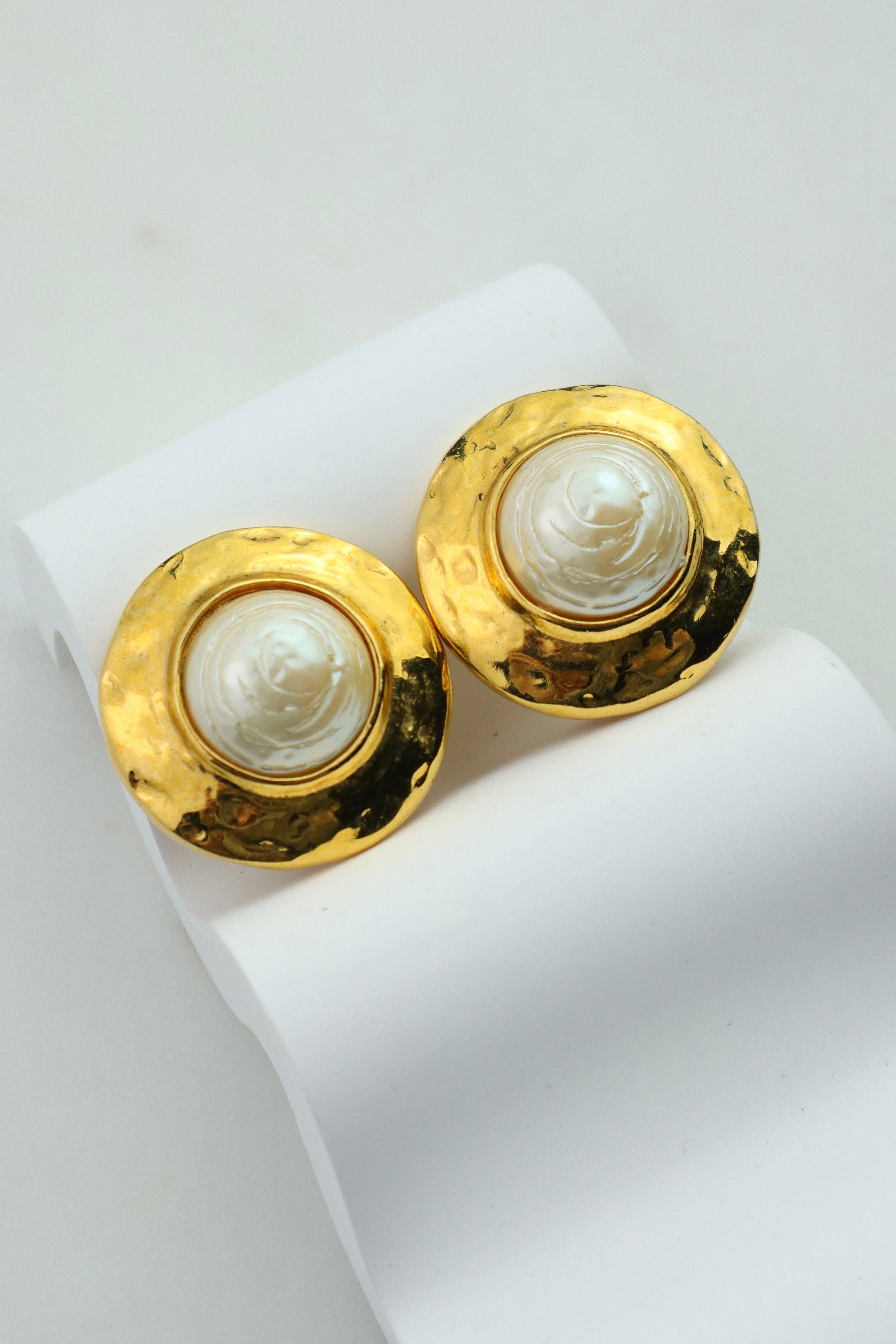 Yves Saint Laurent - pozłacane klipsy z perłą