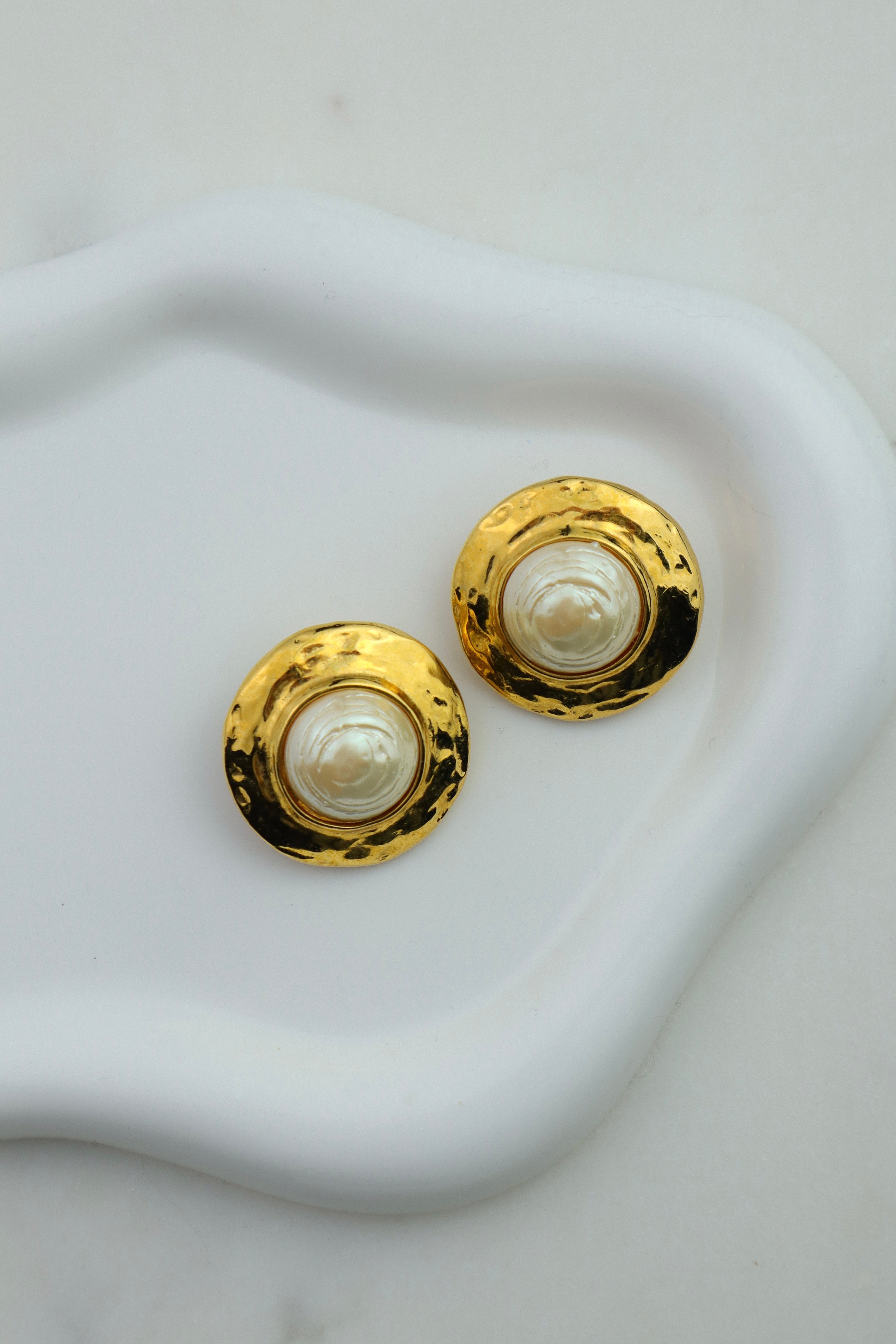 Yves Saint Laurent - pozłacane klipsy z perłą