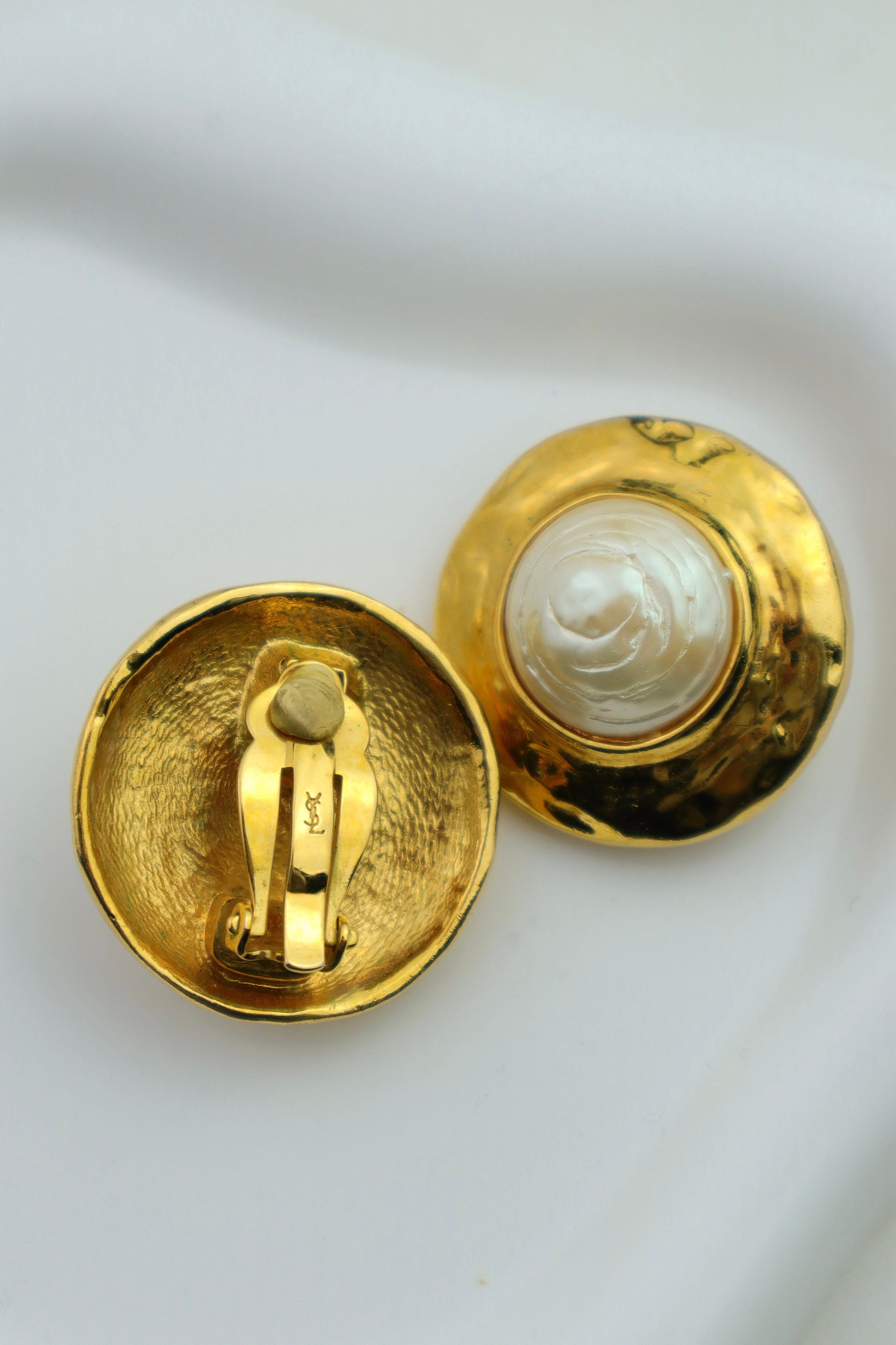 Yves Saint Laurent - pozłacane klipsy z perłą