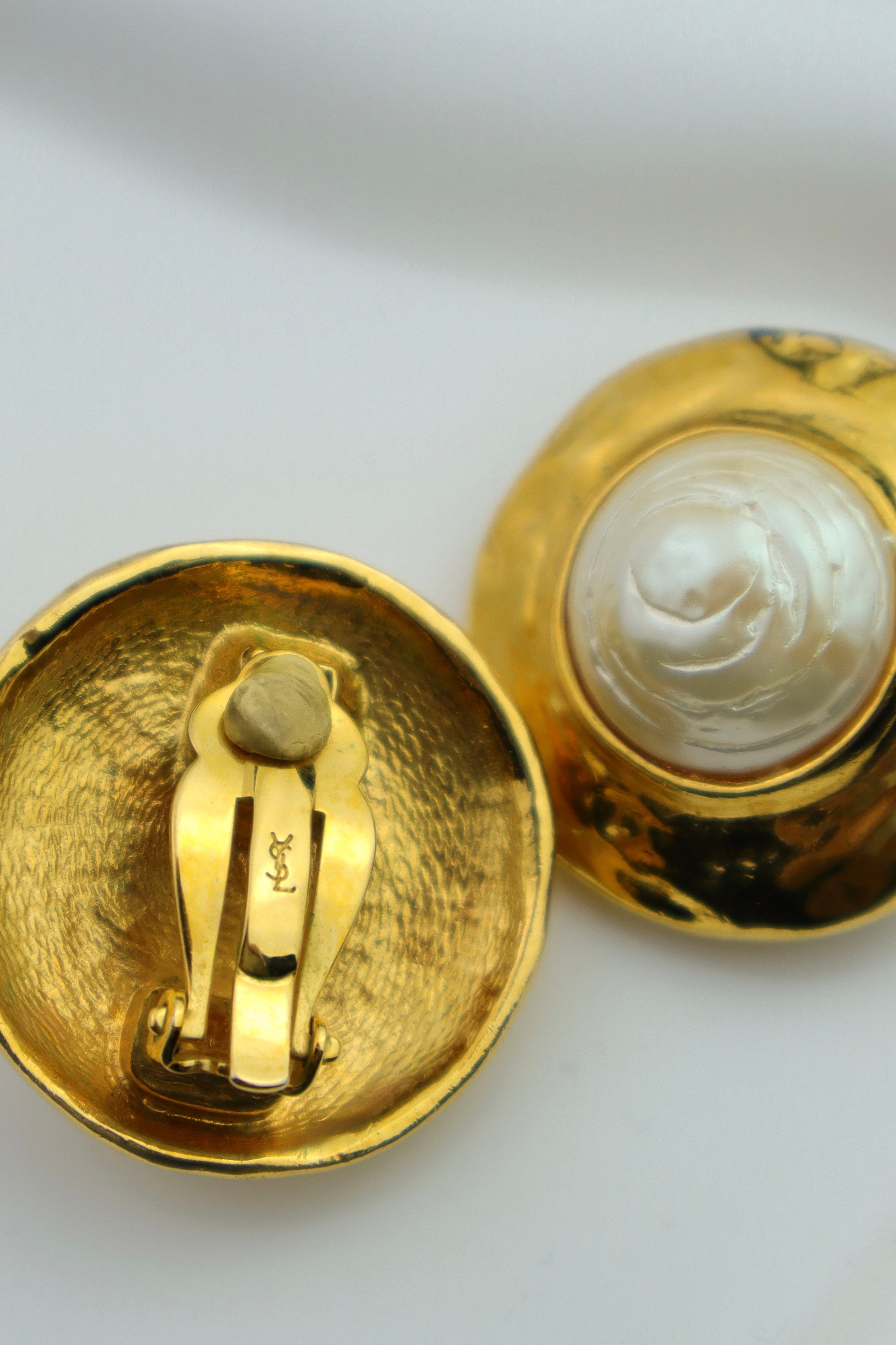 Yves Saint Laurent - pozłacane klipsy z perłą