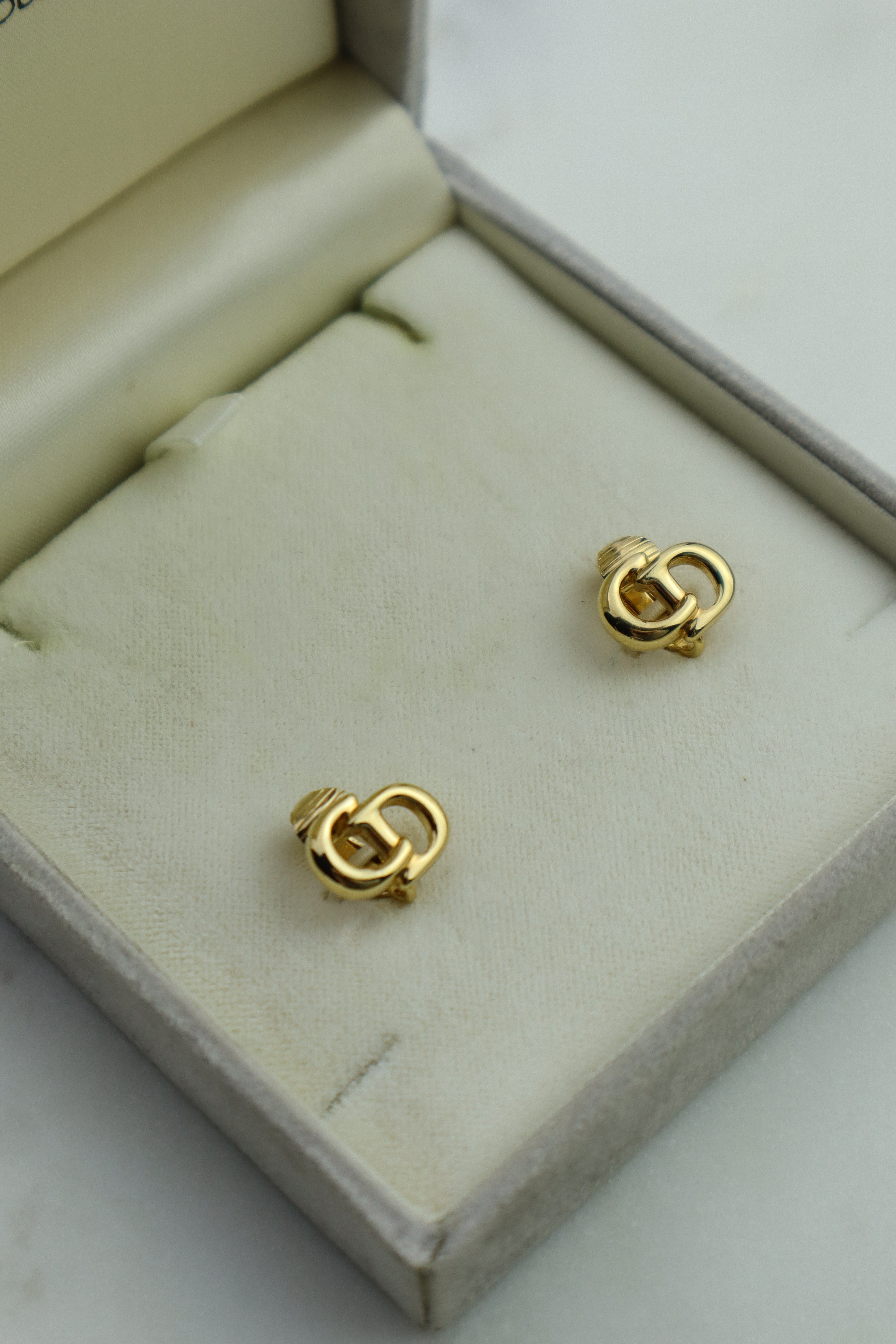 Christian Dior - klipsy klasyczny monogram CD