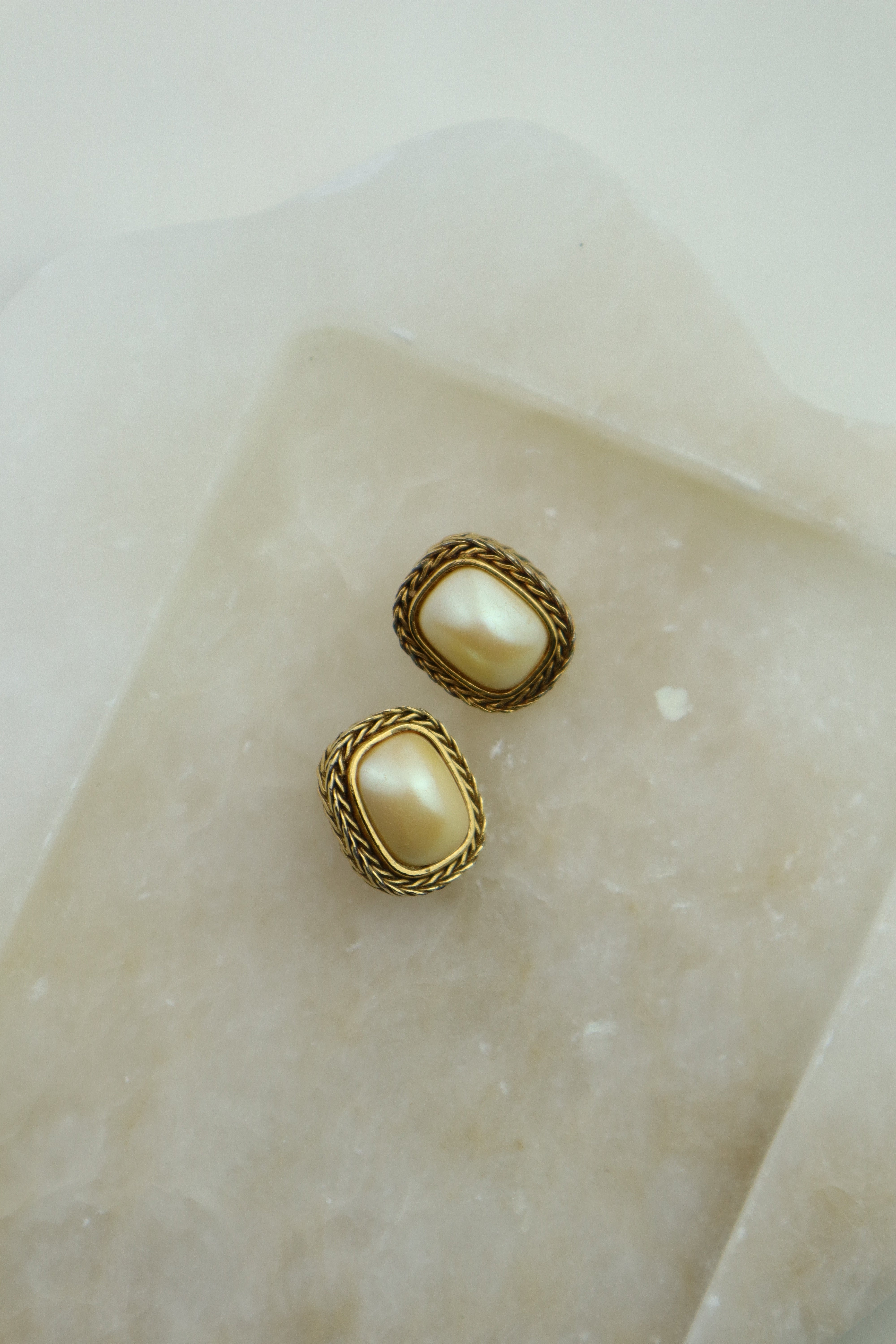 Givenchy - klipsy ze sztuczną perłą