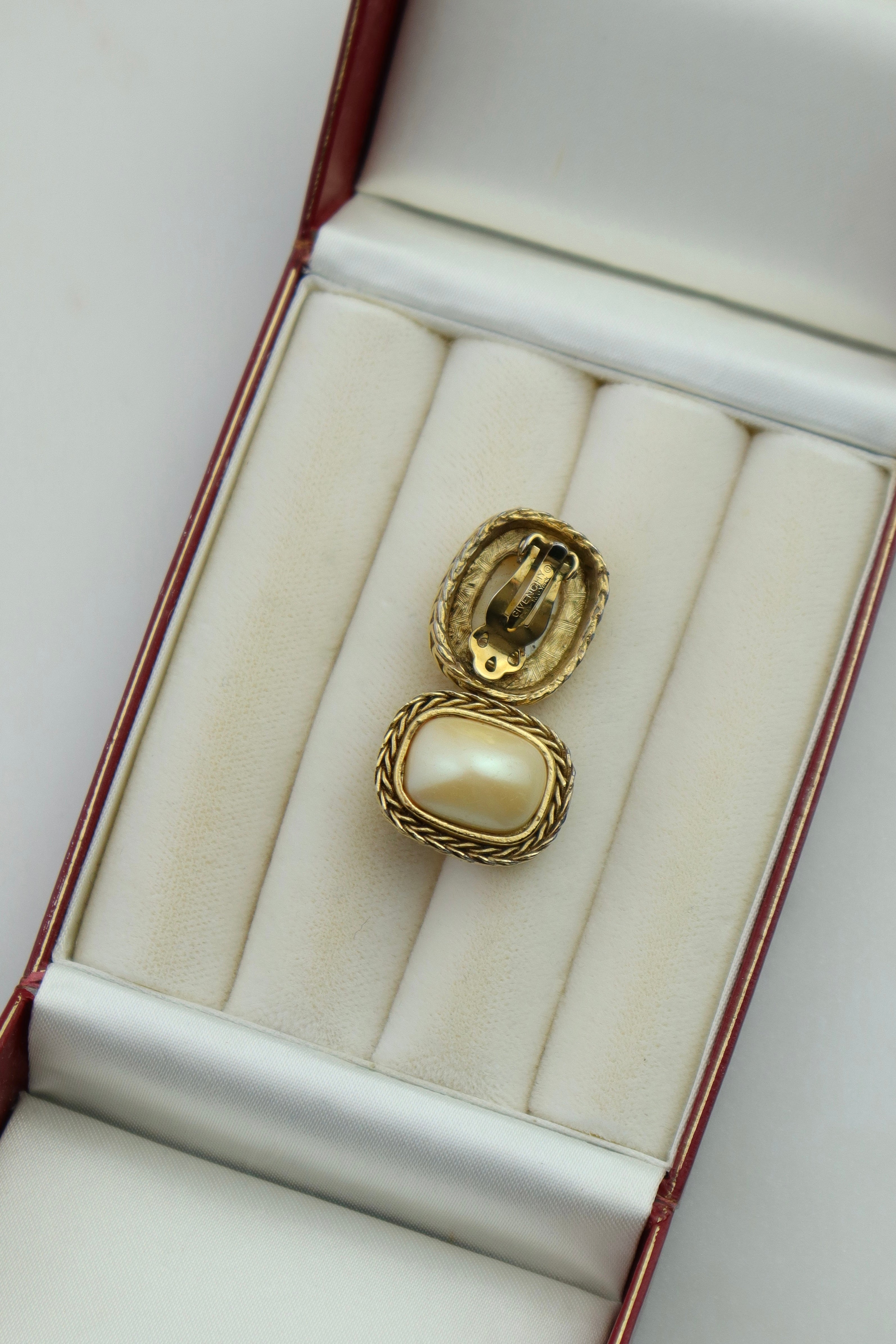 Givenchy - klipsy ze sztuczną perłą