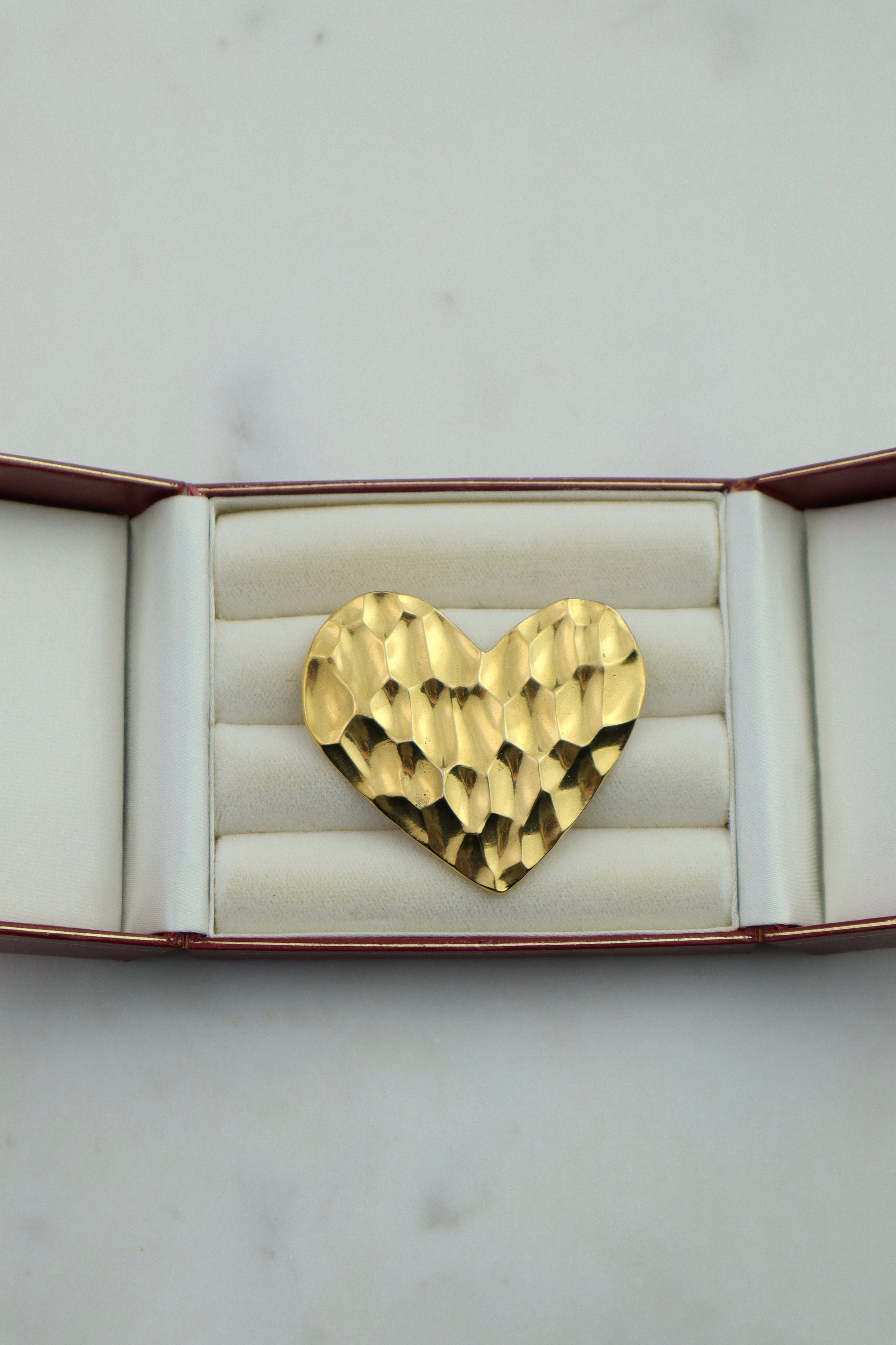 Yves Saint Laurent – pozłacana broszka w kształcie serca