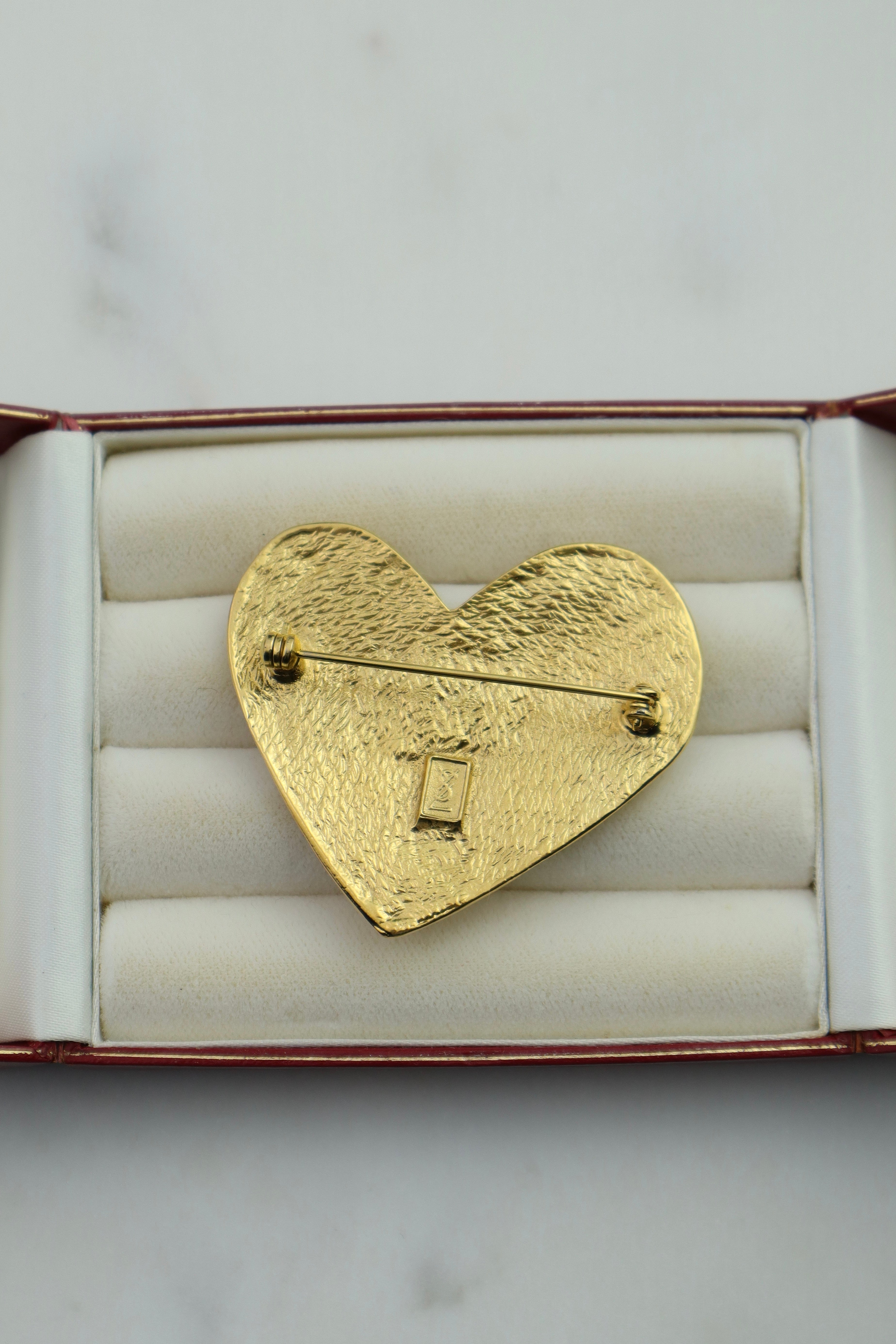 Yves Saint Laurent – pozłacana broszka w kształcie serca