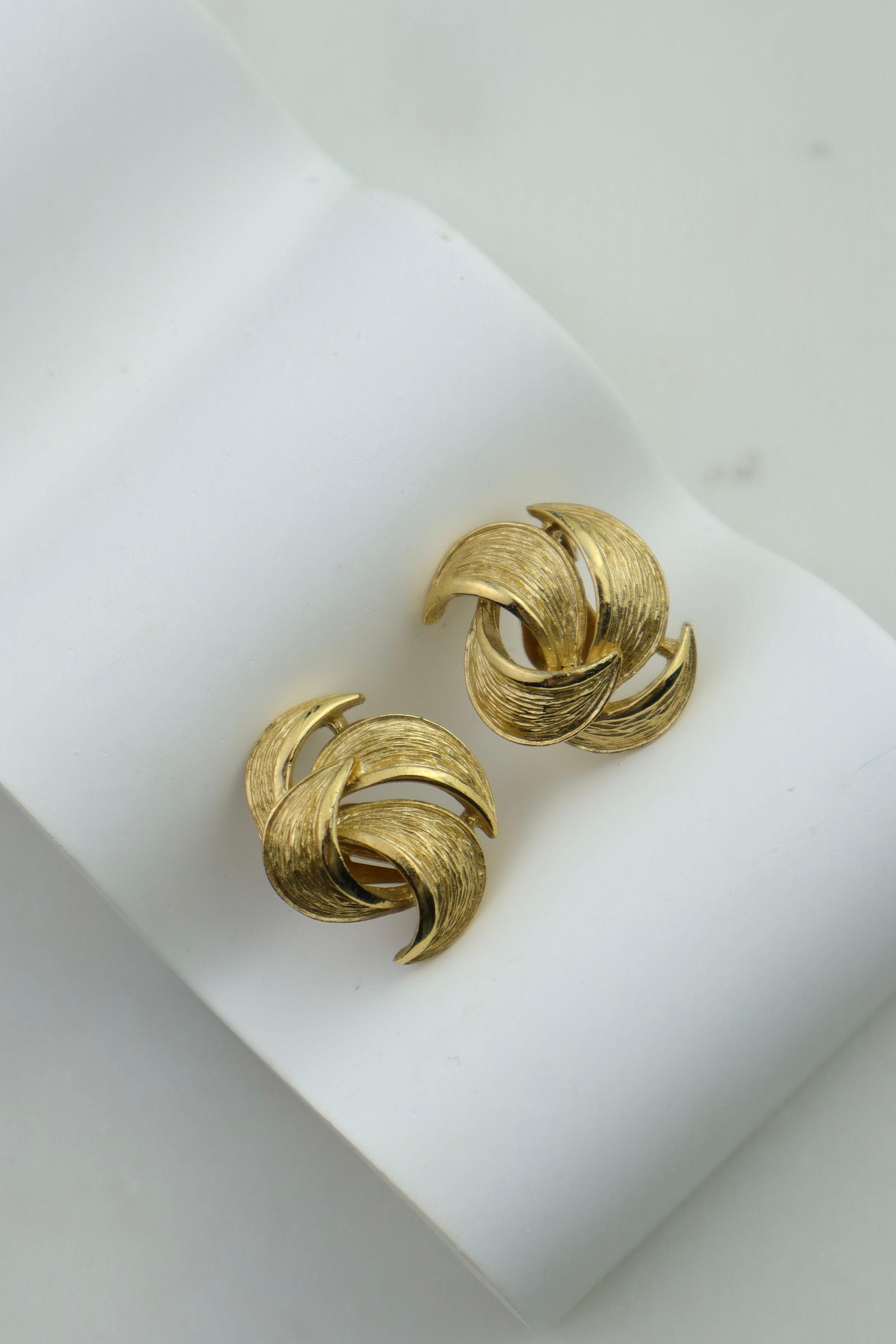 Givenchy – złote klipsy o spiralnej formie