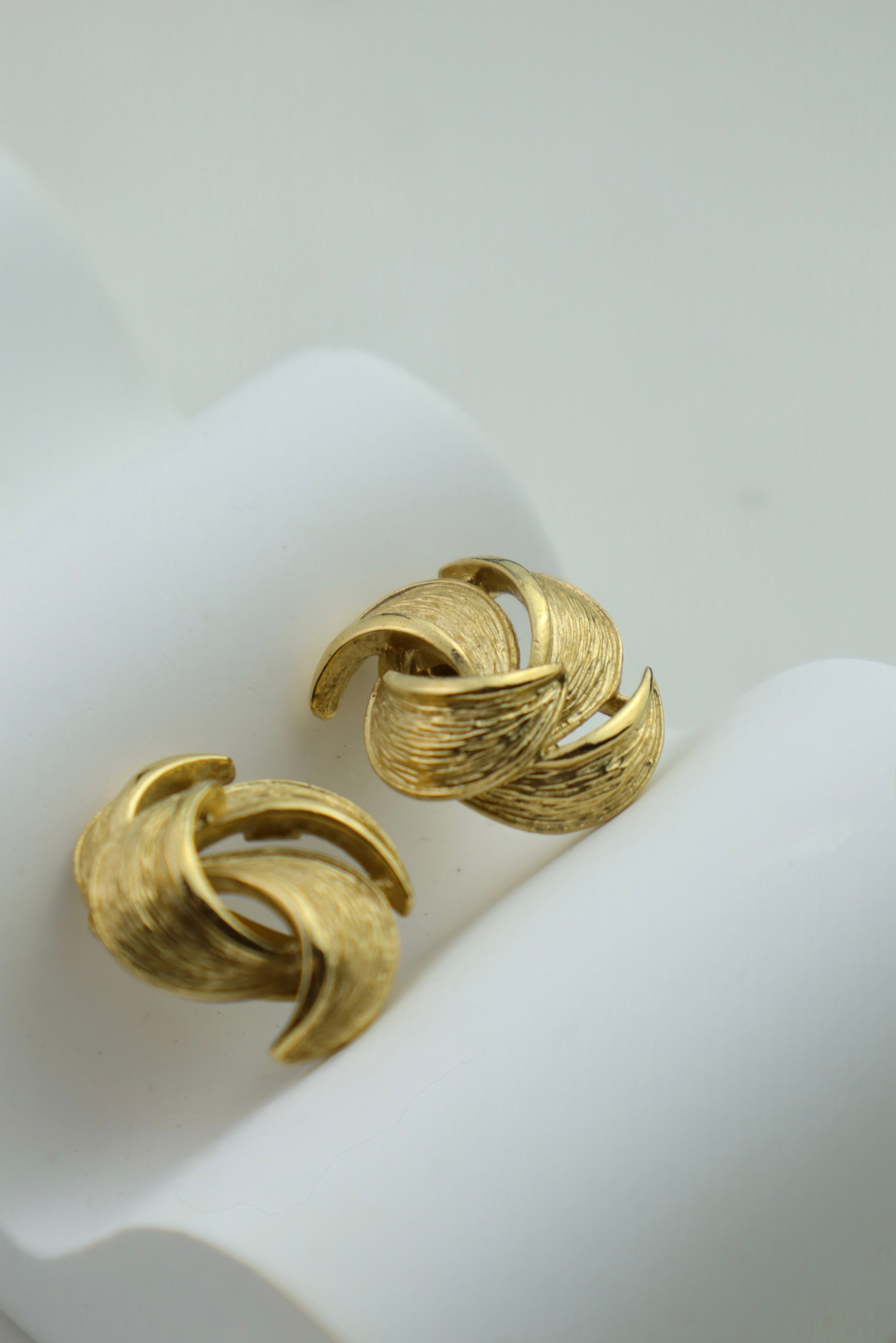 Givenchy – złote klipsy o spiralnej formie