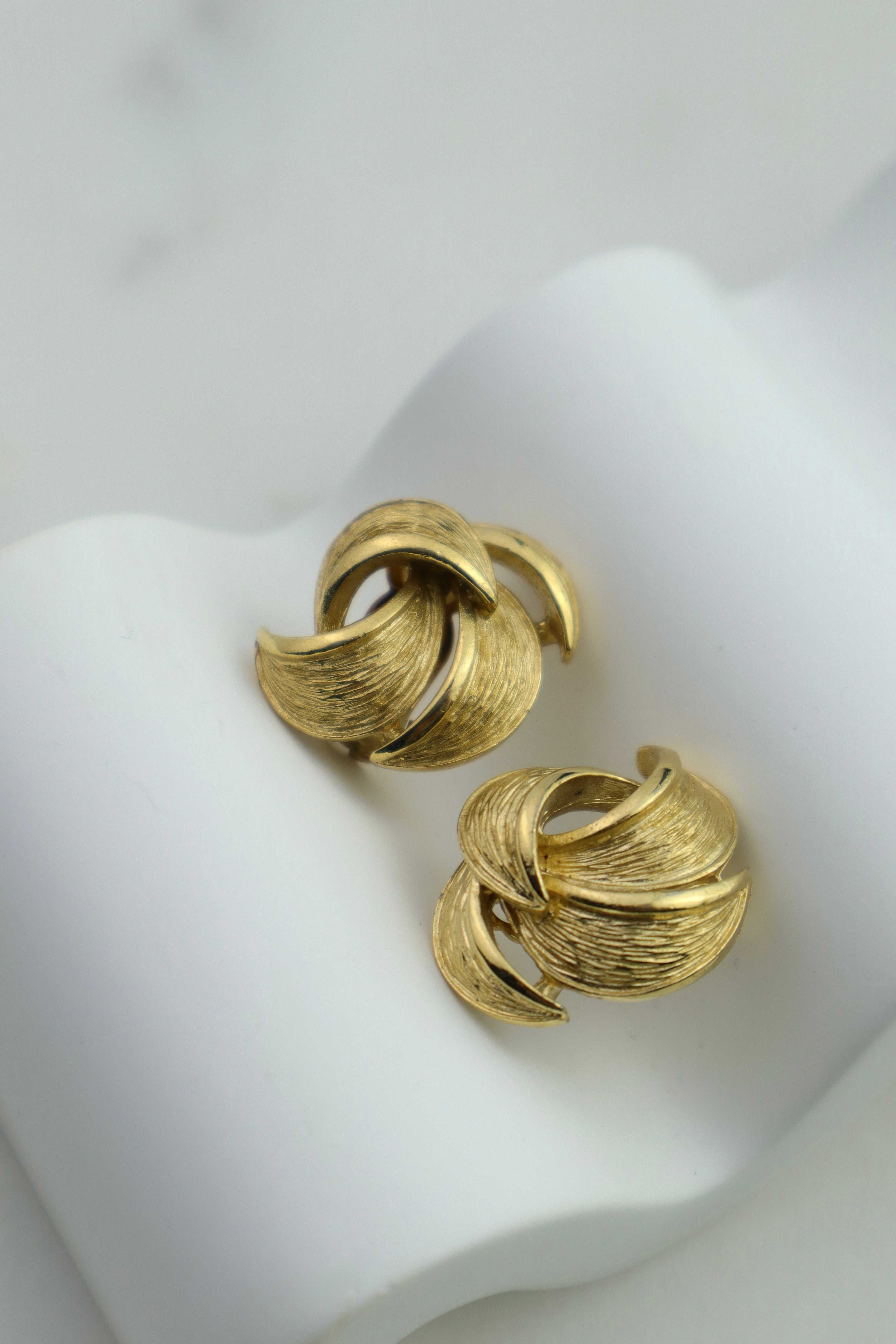 Givenchy – złote klipsy o spiralnej formie