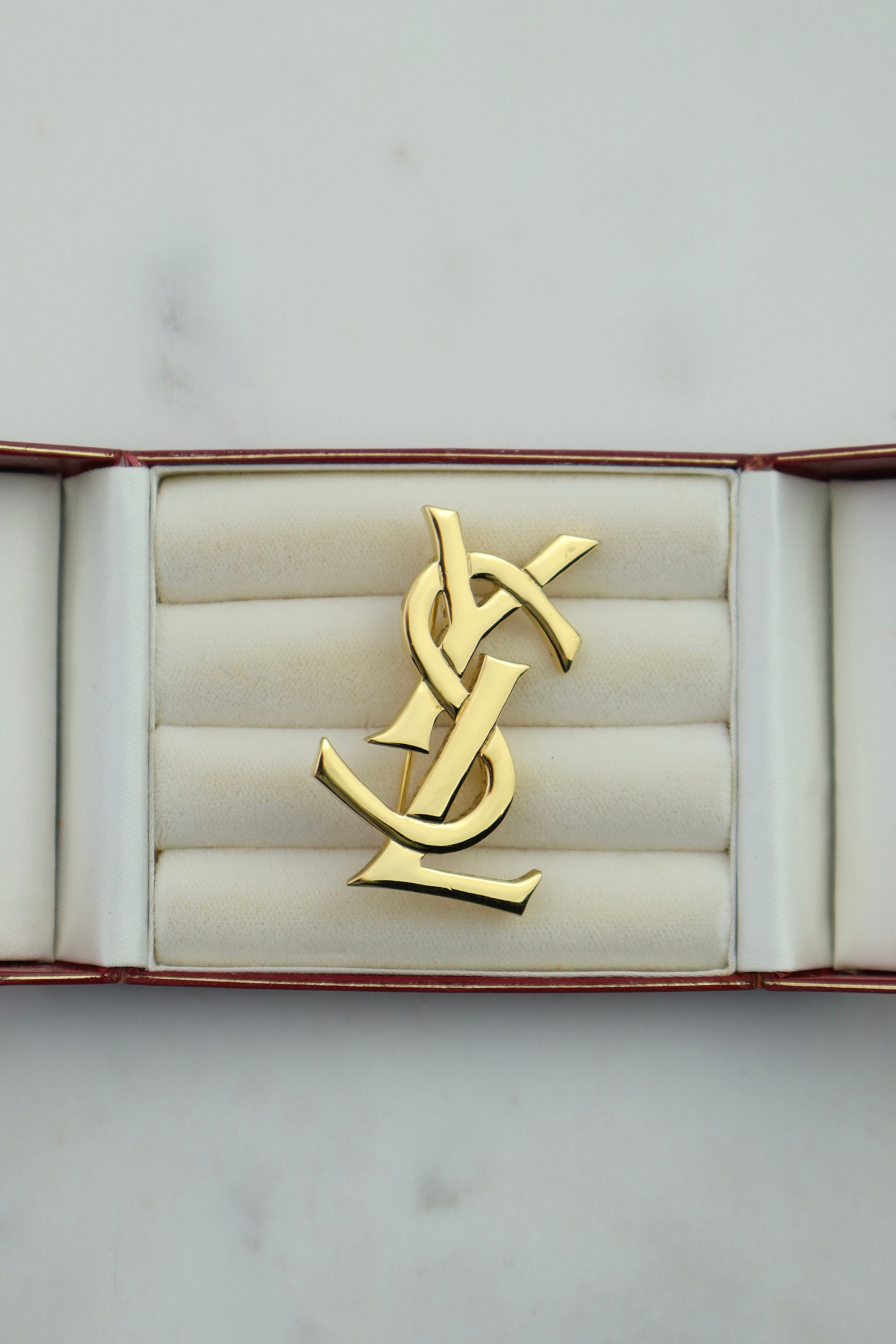 Yves Saint Laurent - pozłacana broszka monogram ysl