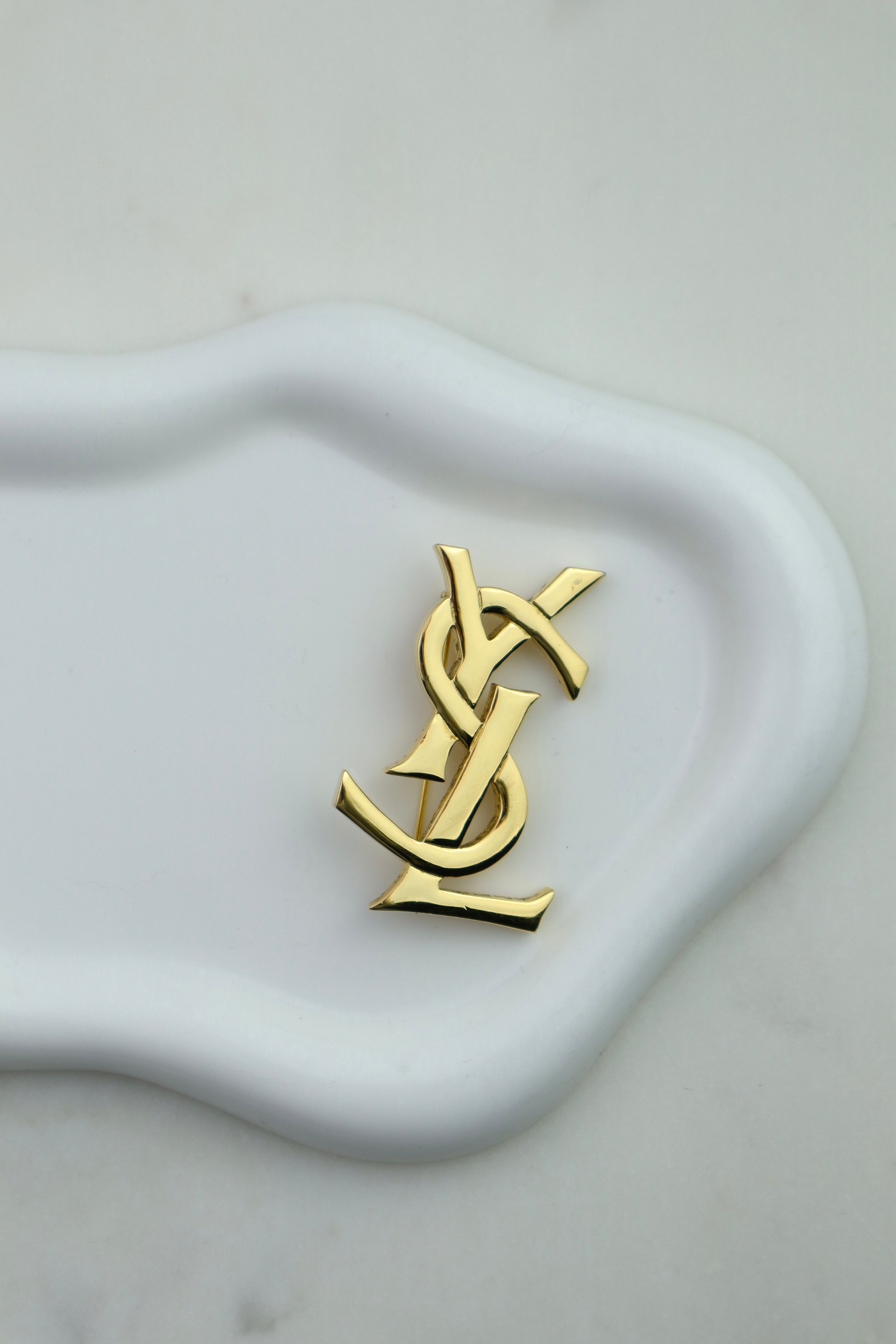 Yves Saint Laurent - pozłacana broszka monogram ysl