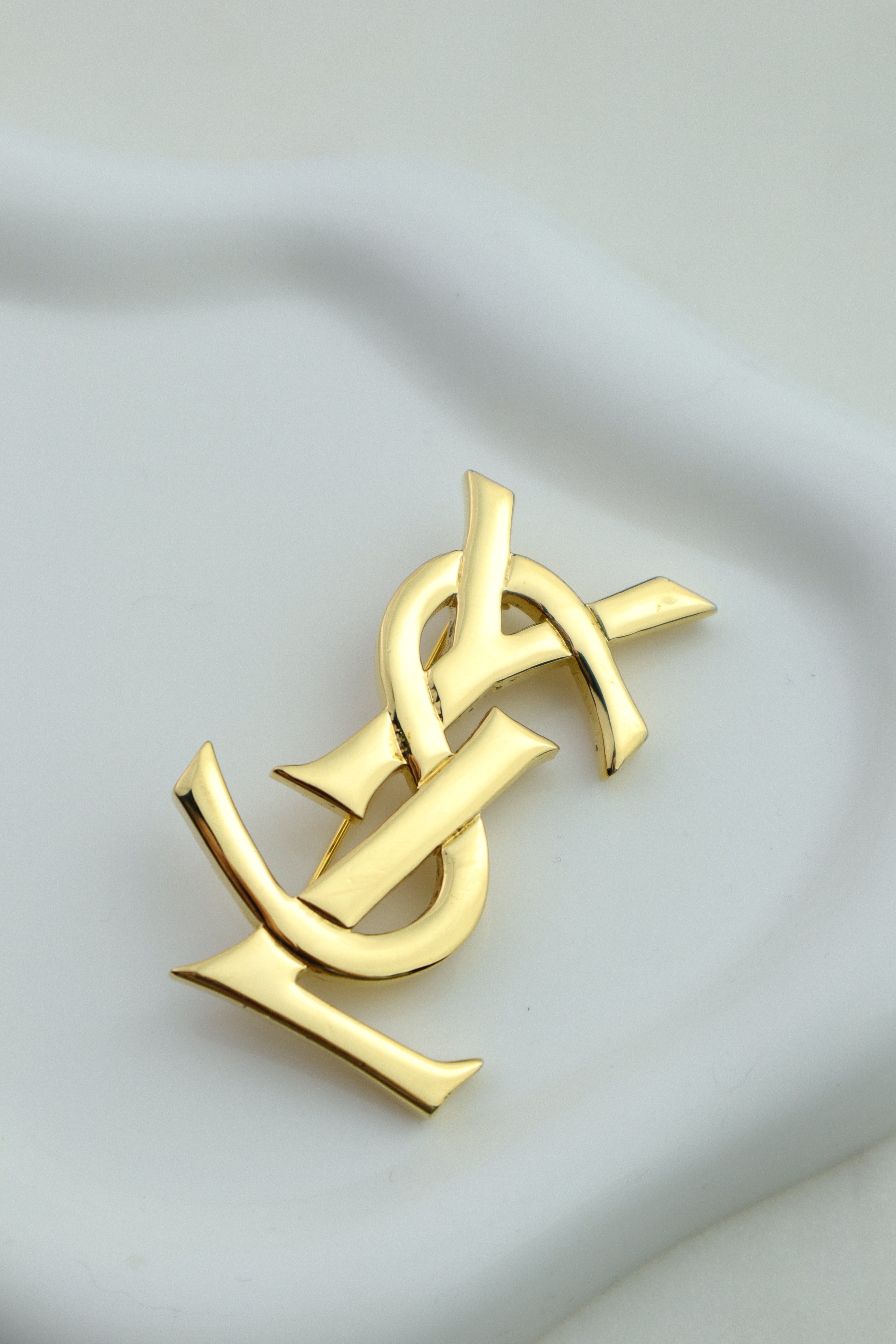 Yves Saint Laurent - pozłacana broszka monogram ysl