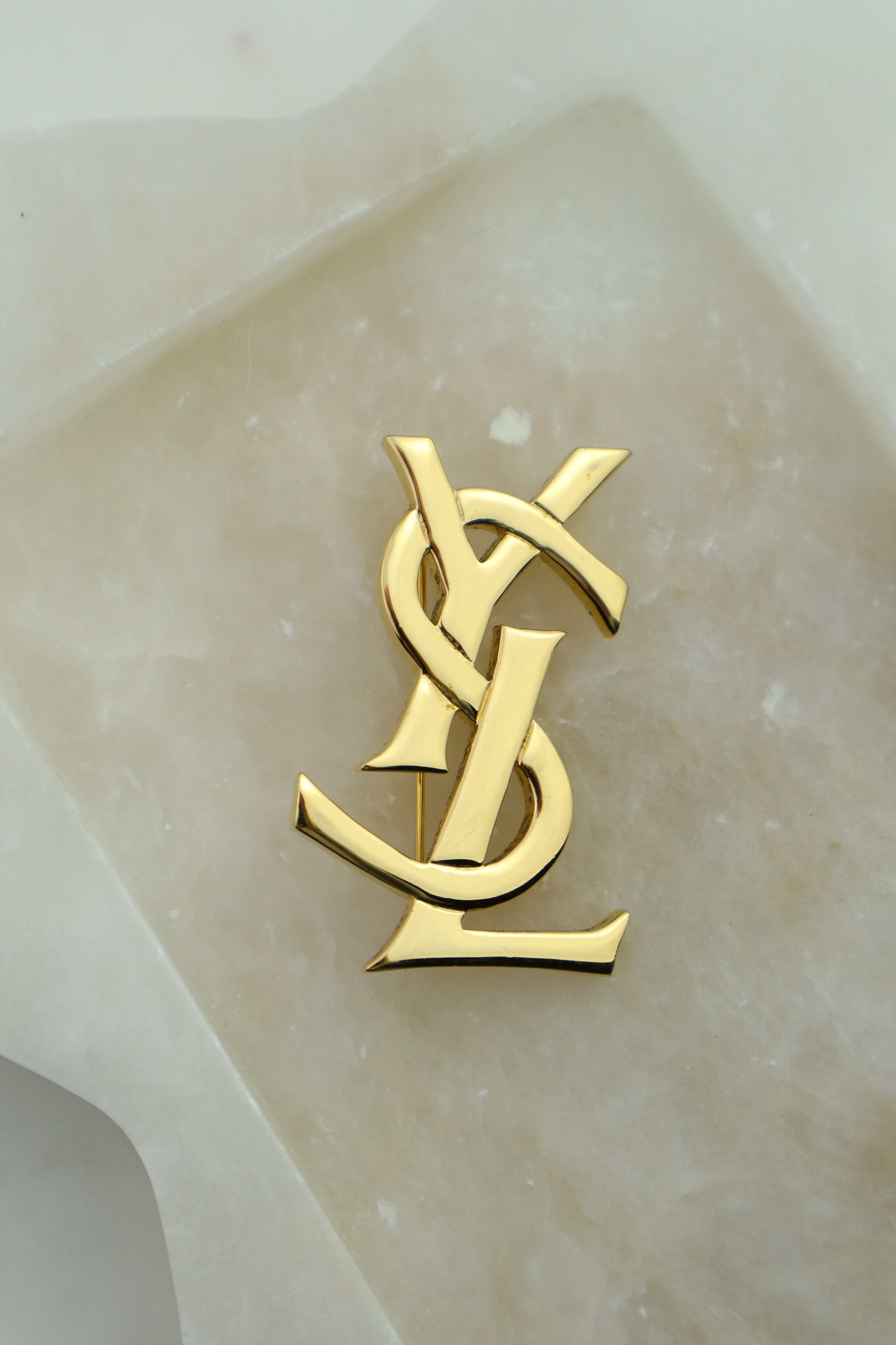 Yves Saint Laurent - pozłacana broszka monogram ysl