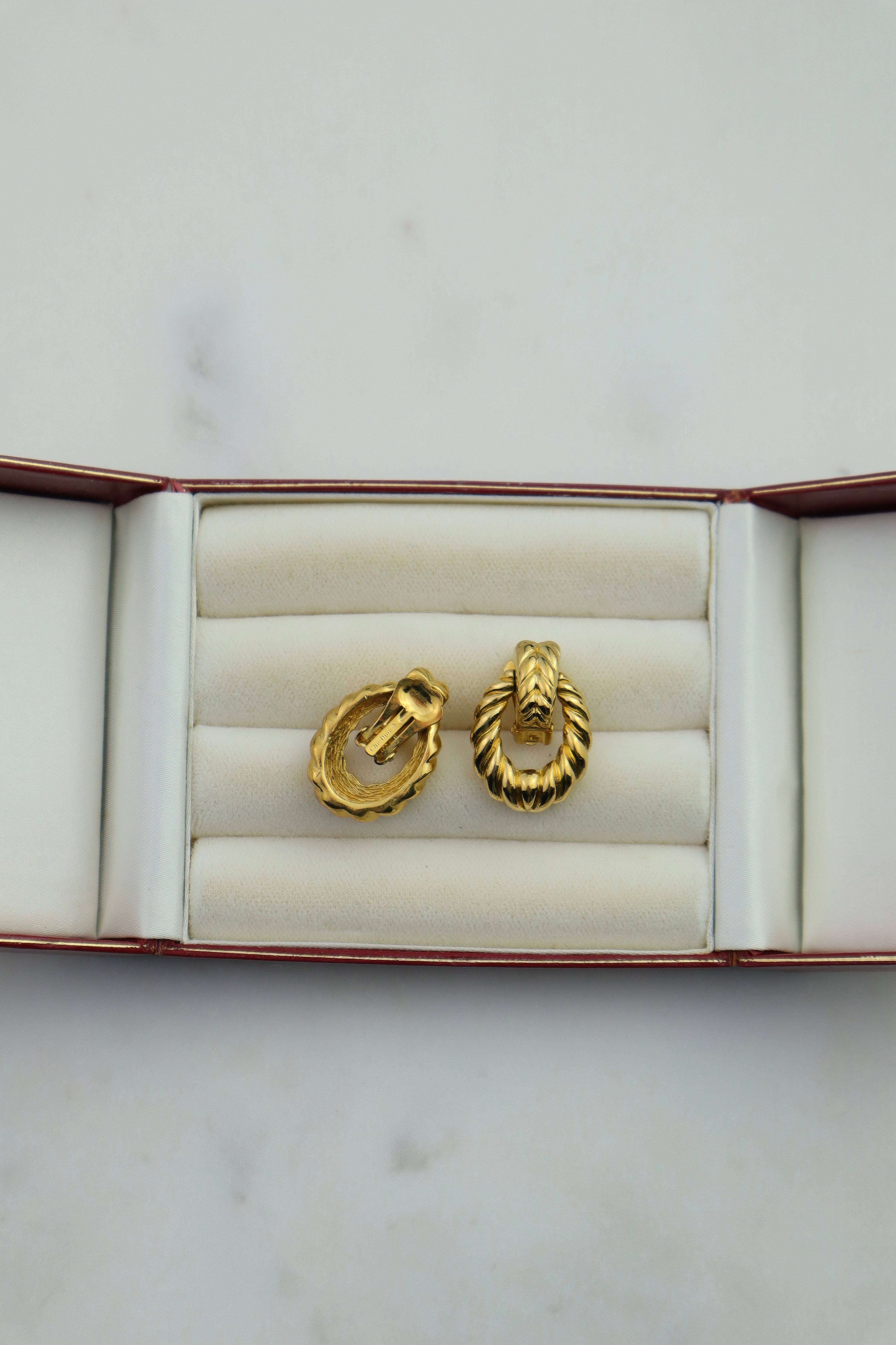 Christian Dior - pozłacane minimalistyczne klipsy "kołatka"