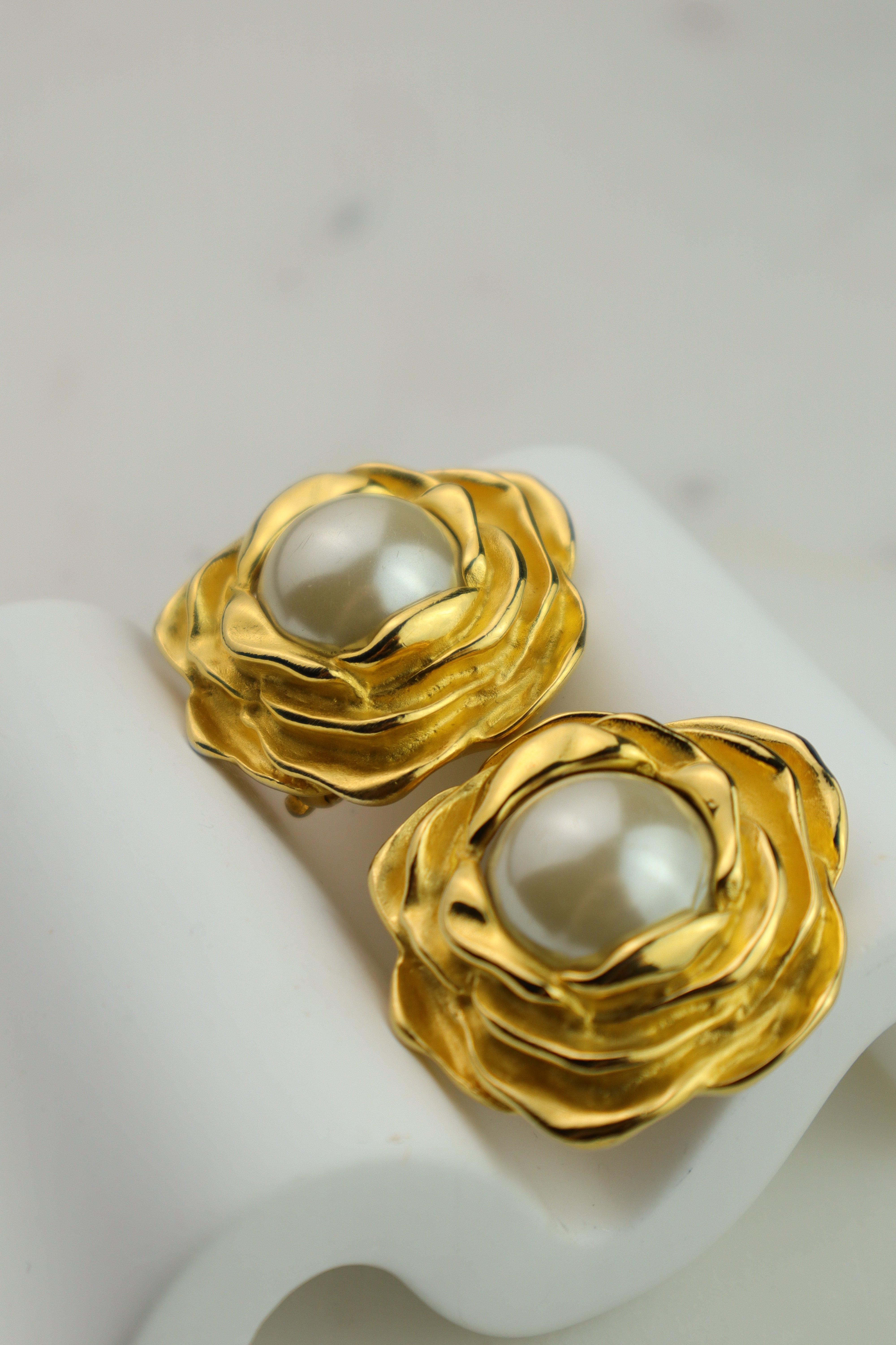 Givenchy - rzeźbiarskie klipsy vintage z perłą