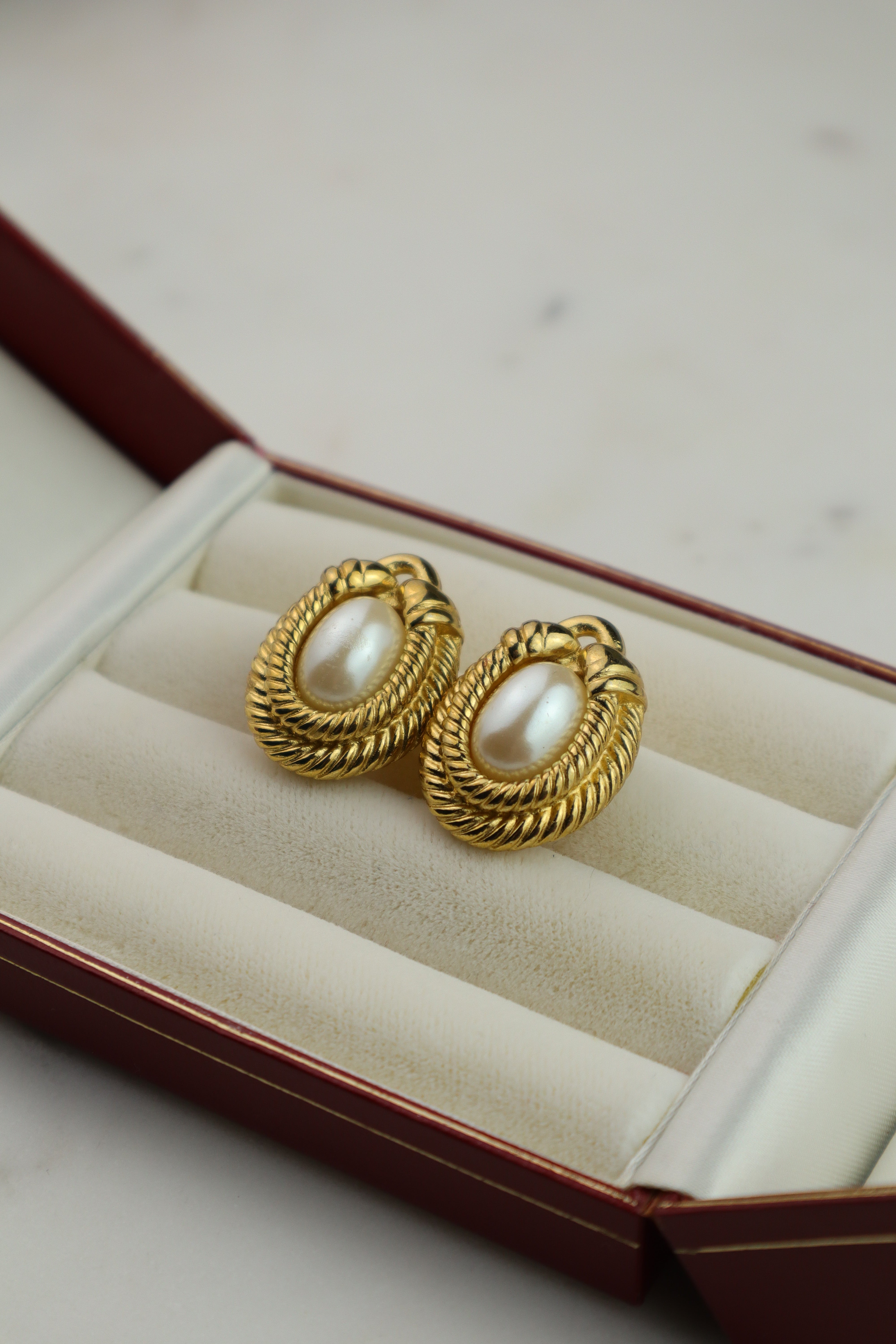 Givenchy - owalne klipsy vintage z perłą