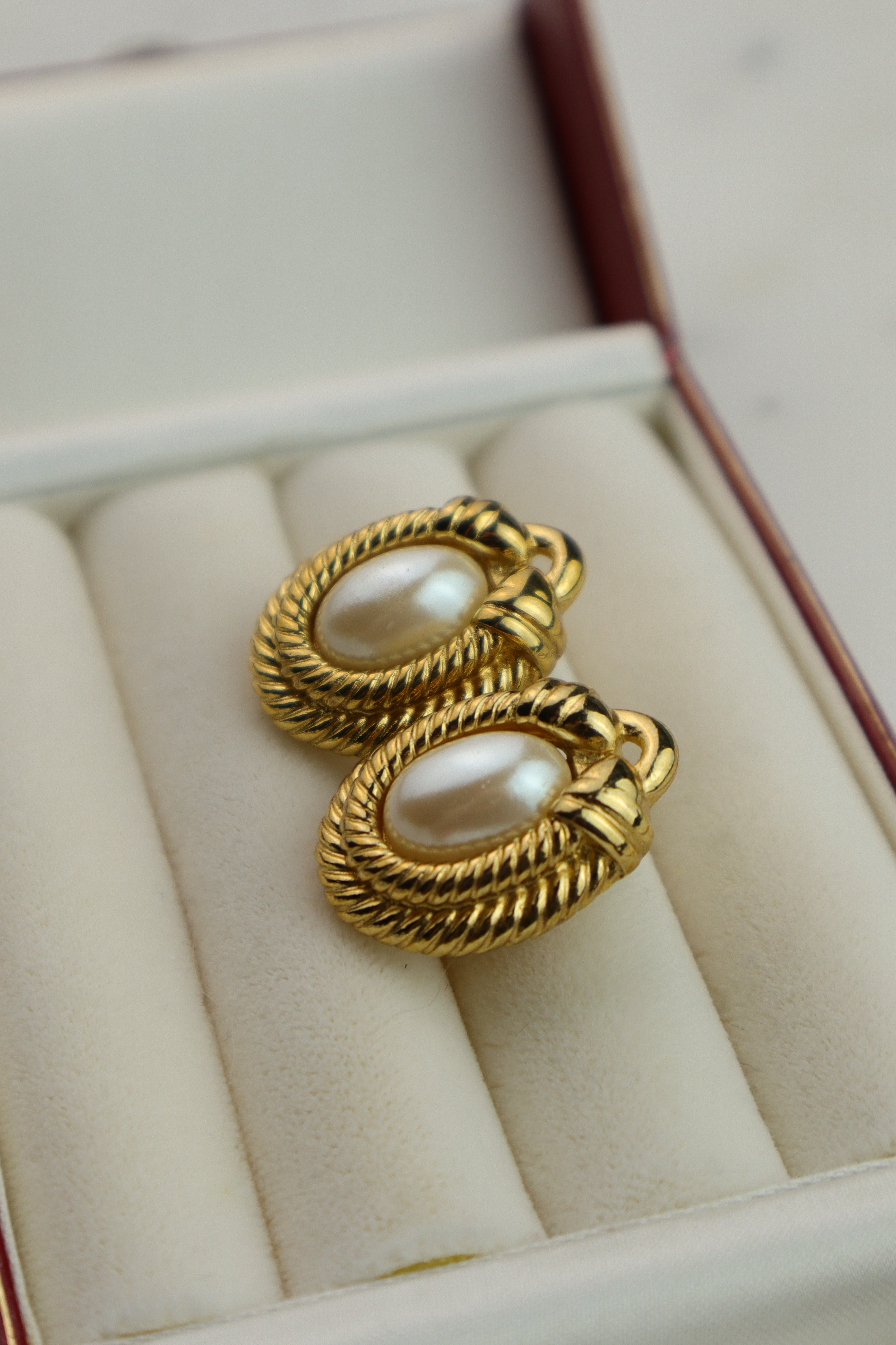 Givenchy - owalne klipsy vintage z perłą