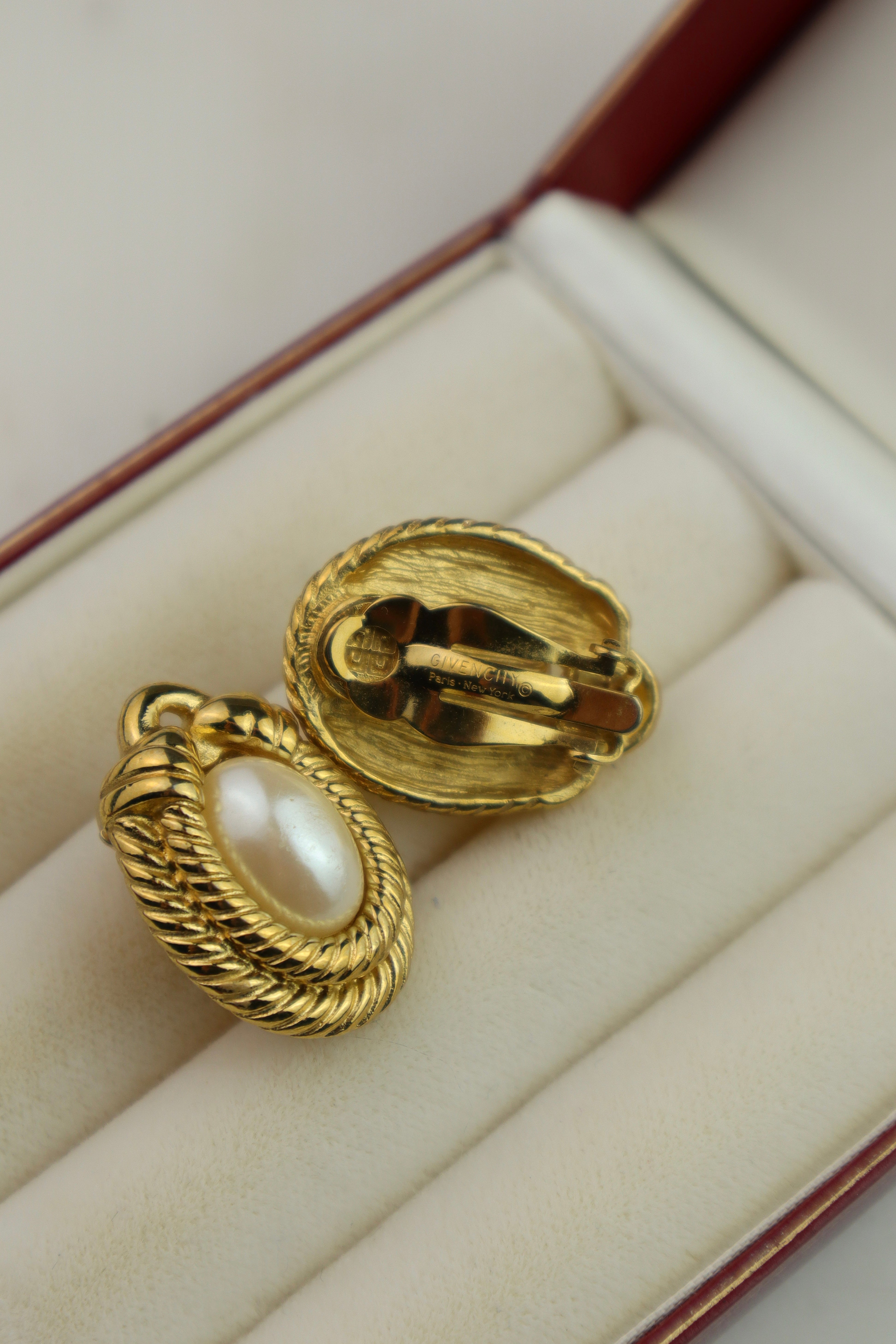 Givenchy - owalne klipsy vintage z perłą