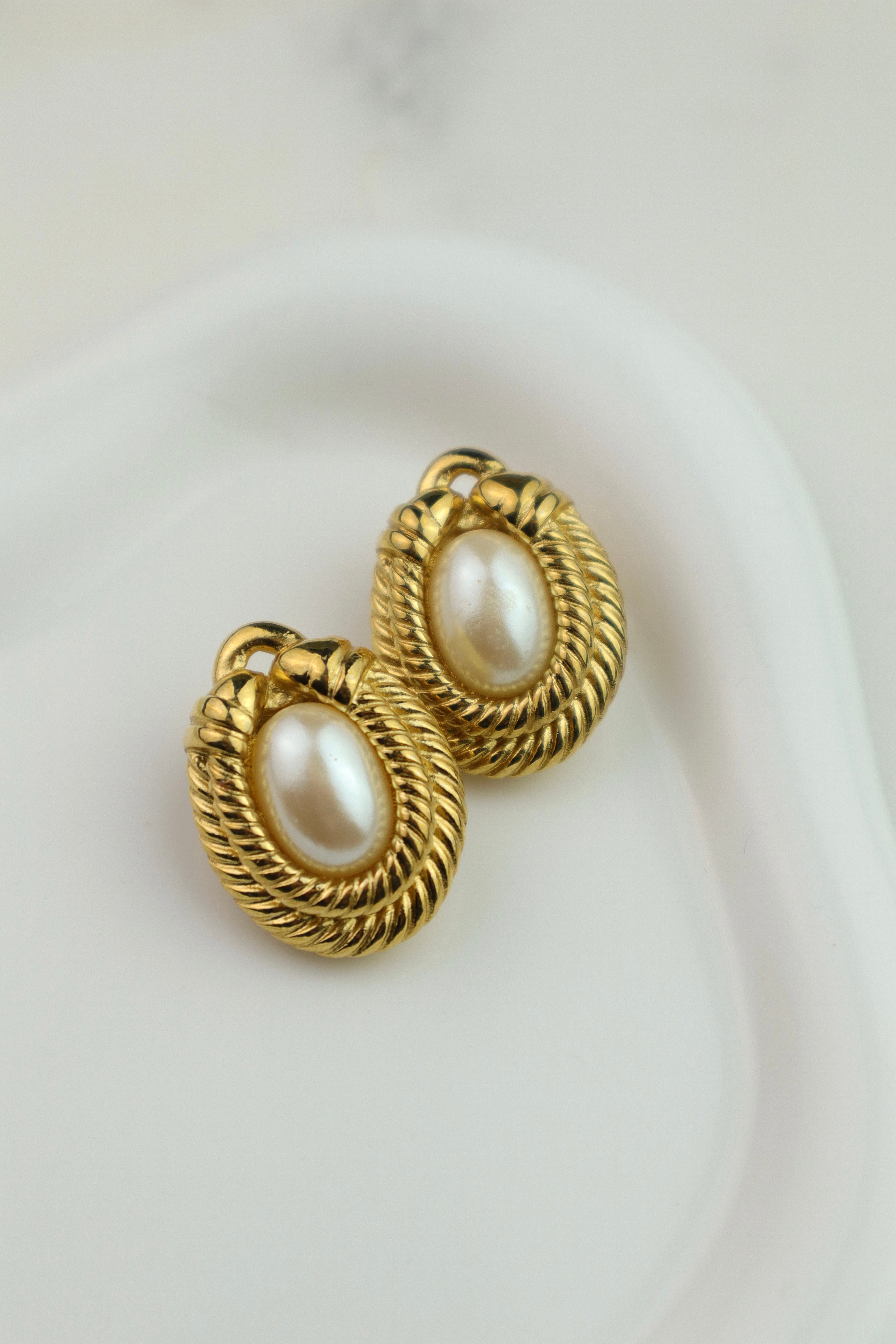 Givenchy - owalne klipsy vintage z perłą