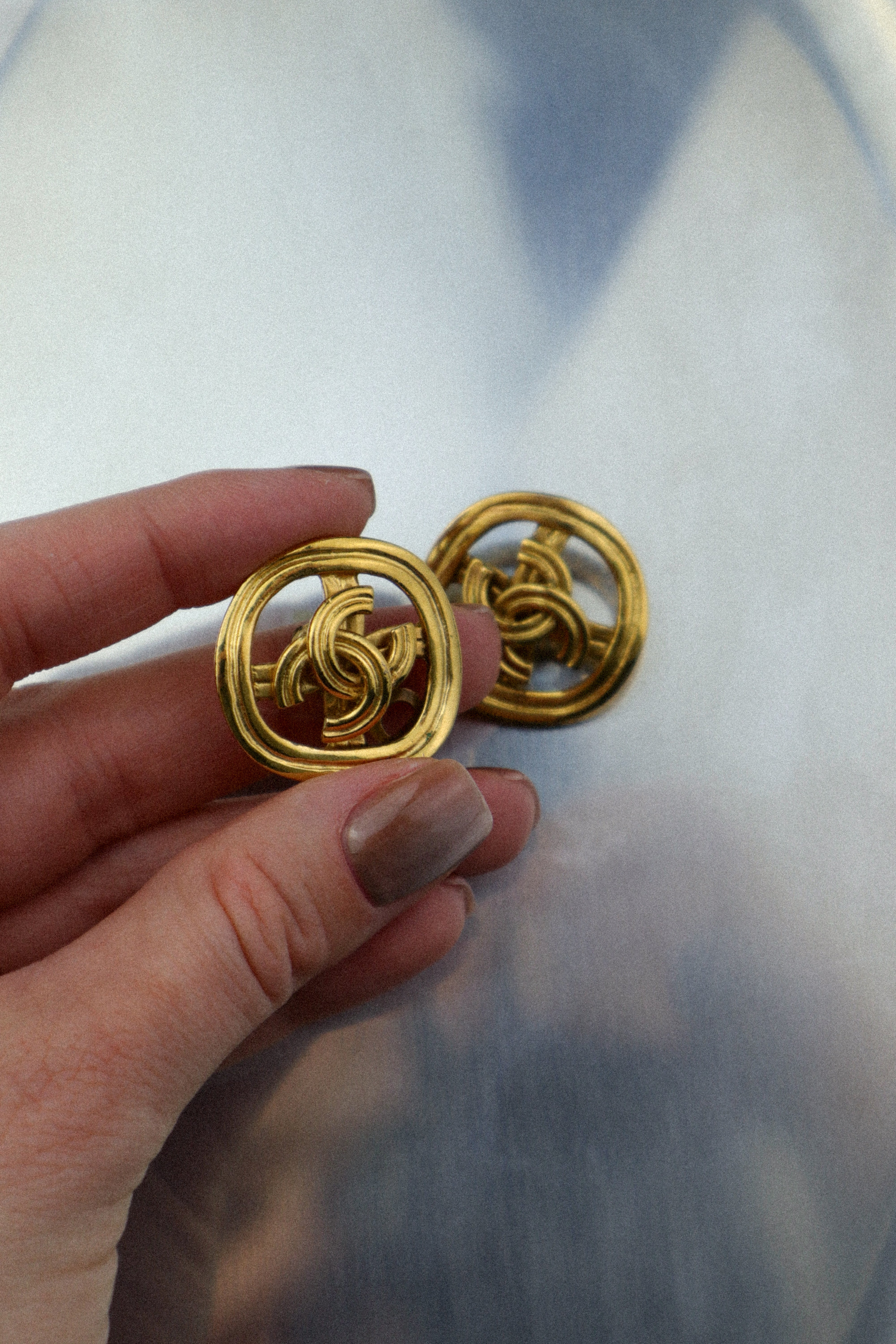 Chanel - pozłacane klipsy vintage logo CC