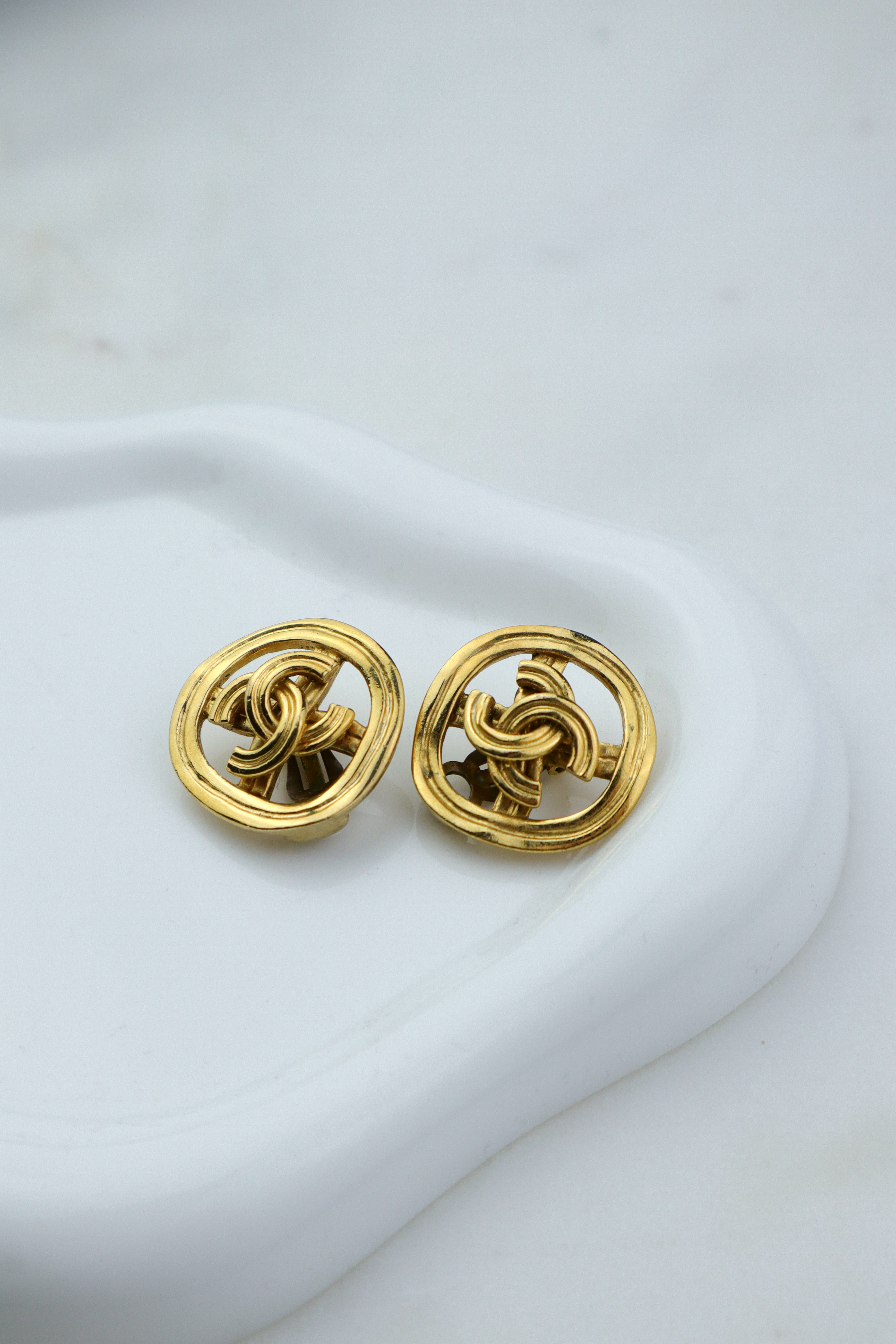Chanel - pozłacane klipsy vintage logo CC