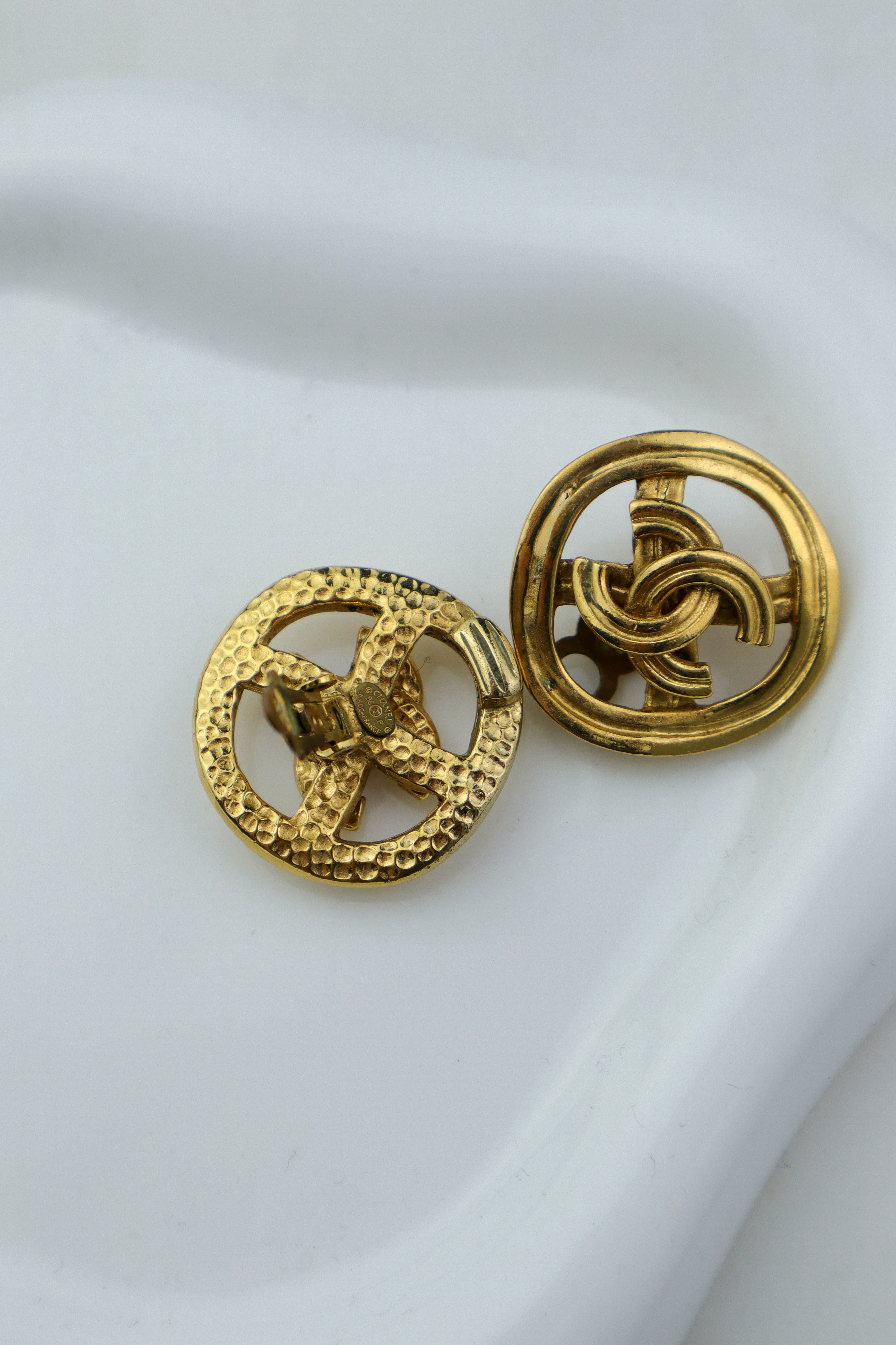 Chanel - pozłacane klipsy vintage logo CC