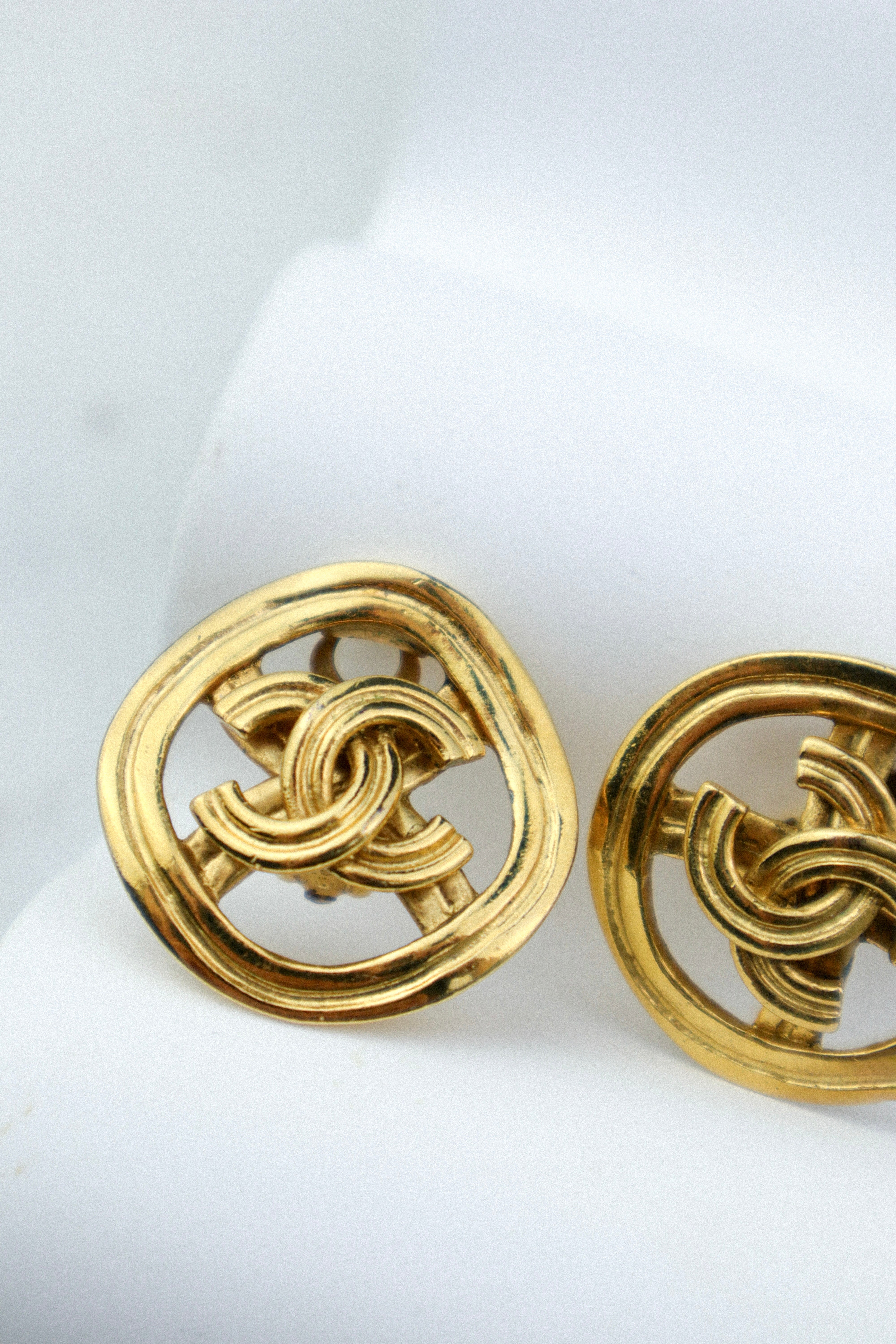 Chanel - pozłacane klipsy vintage logo CC