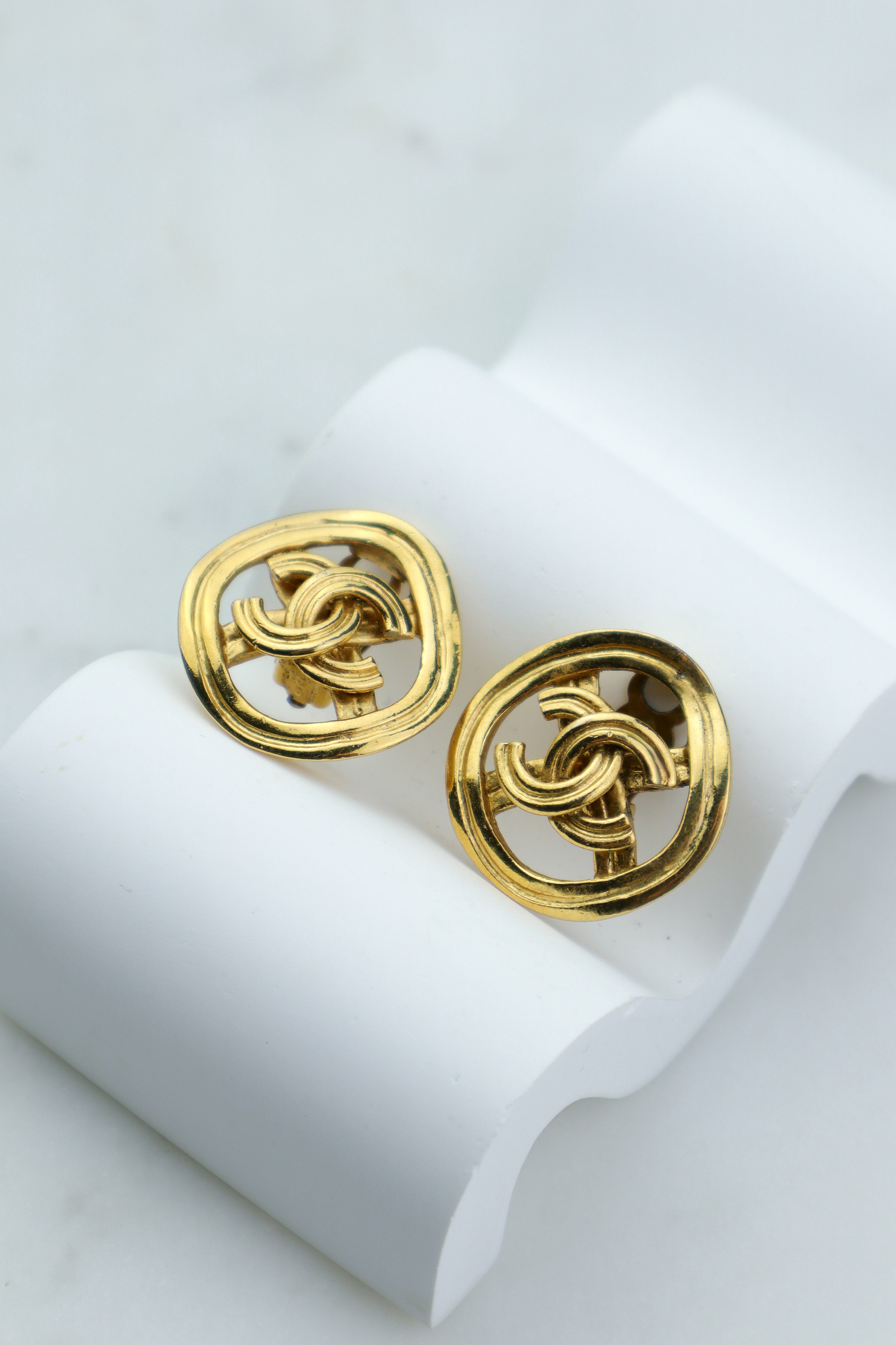 Chanel - pozłacane klipsy vintage logo CC