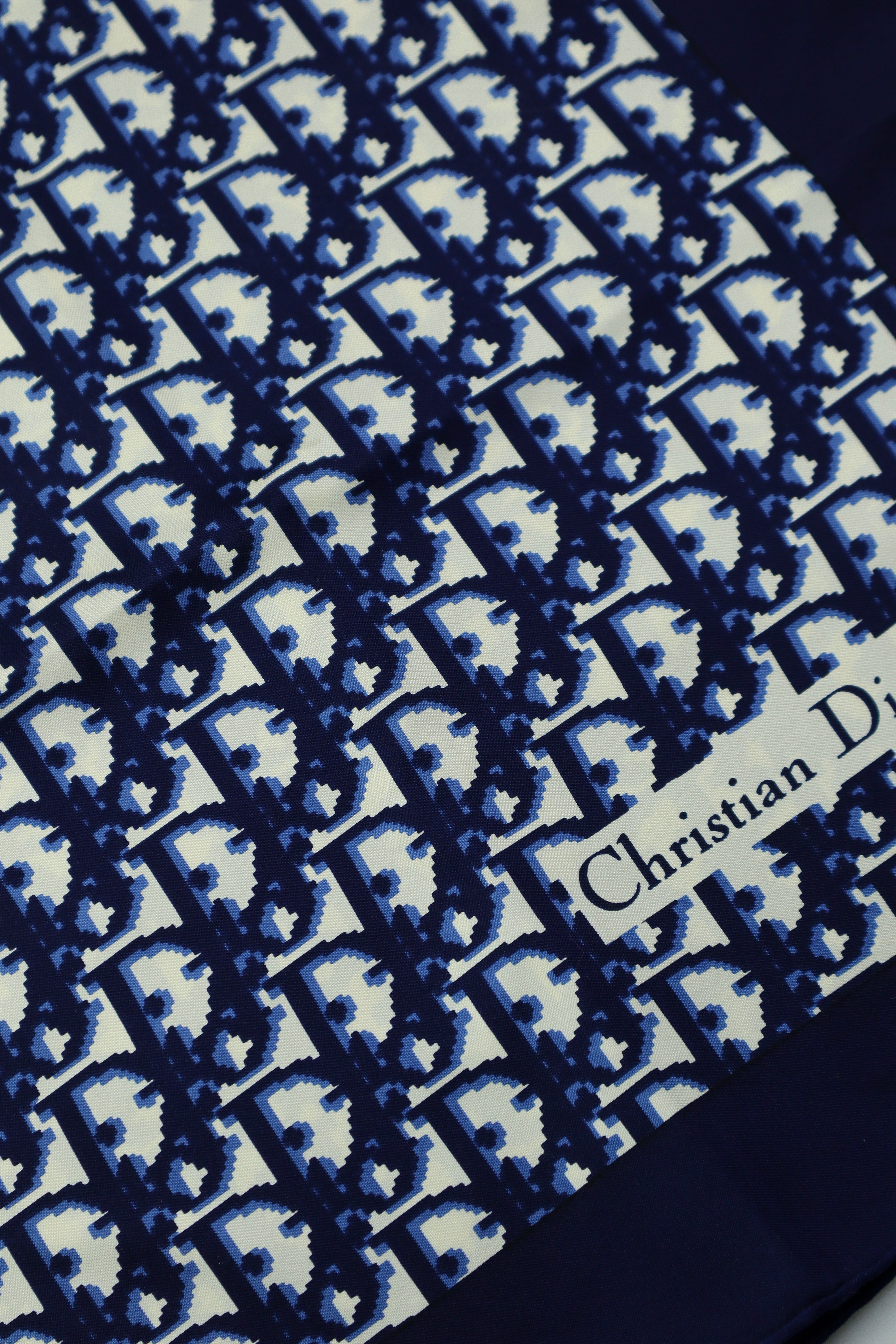 Christian Dior- jedwabna apaszka w monogram Dior