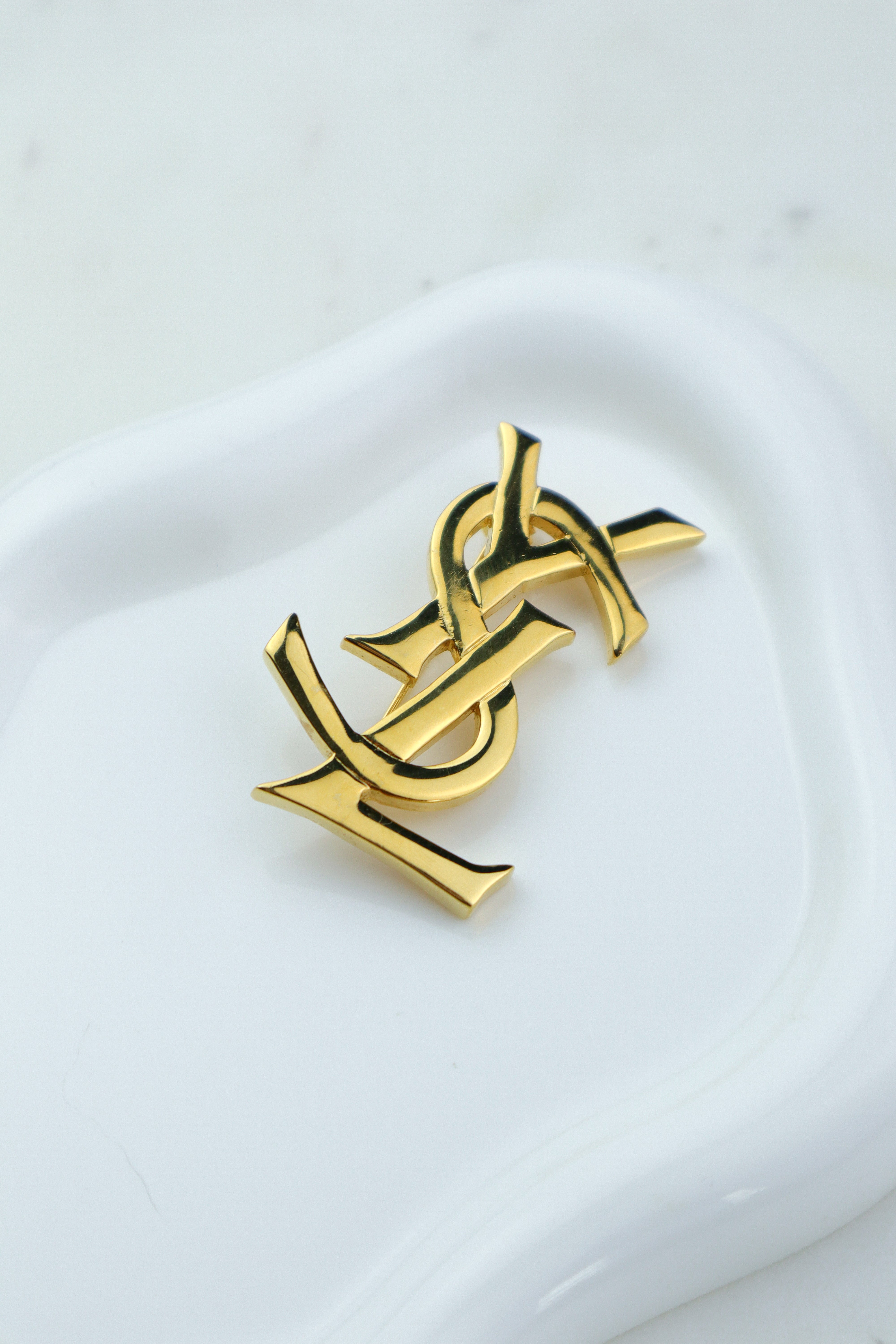 Yves Saint Laurent - broszka monogram Cassandre