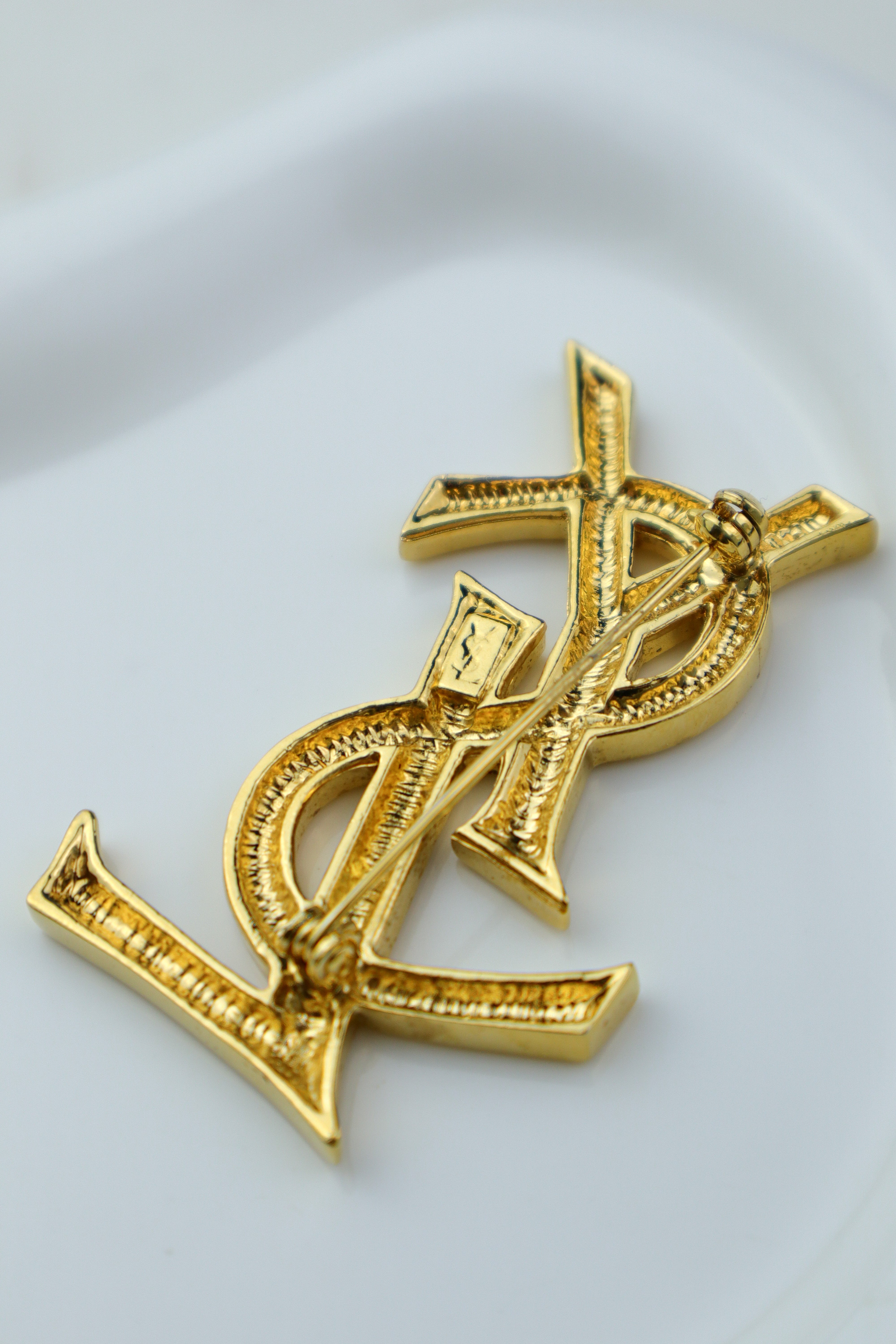 Yves Saint Laurent - broszka monogram Cassandre
