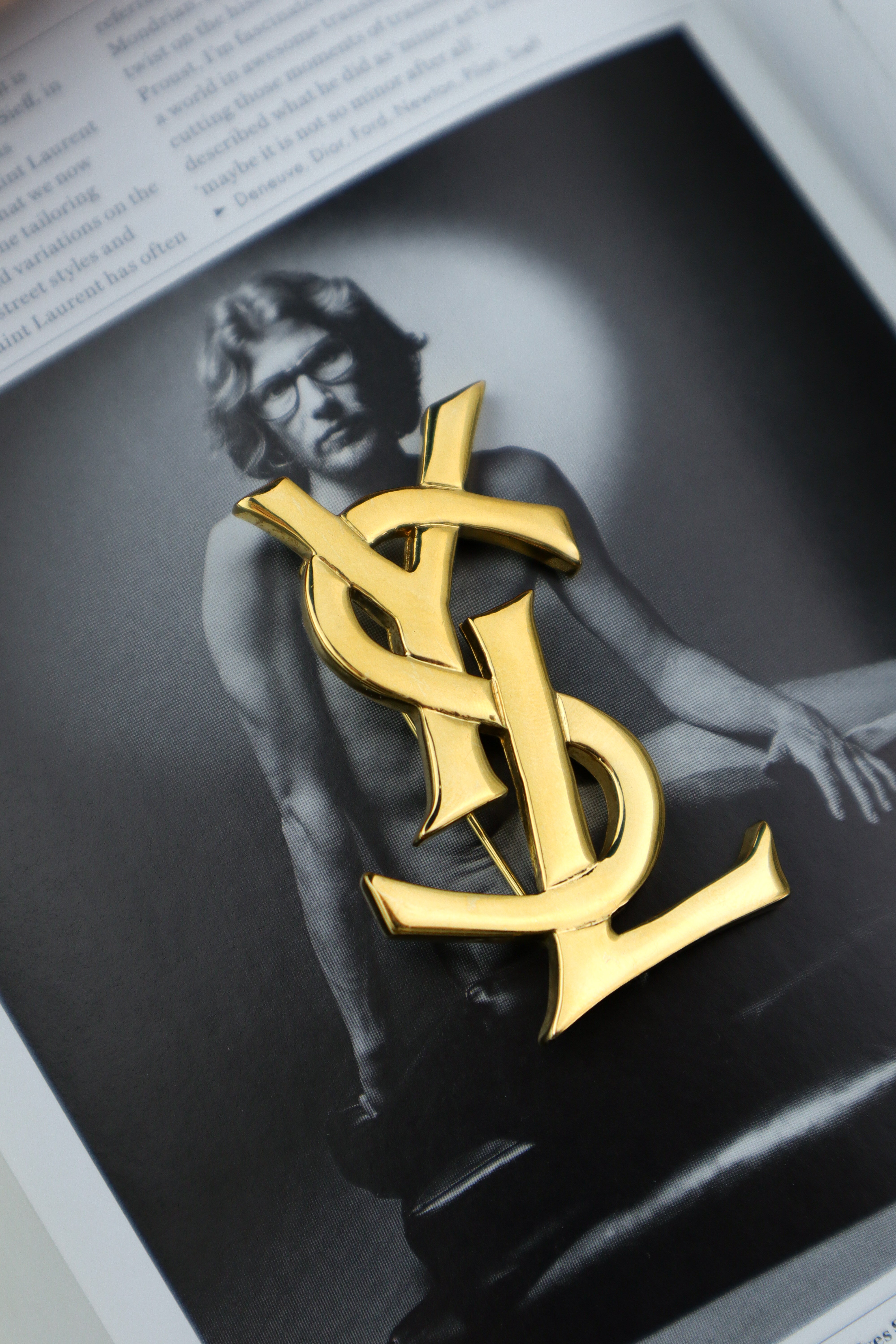 Yves Saint Laurent - broszka monogram Cassandre
