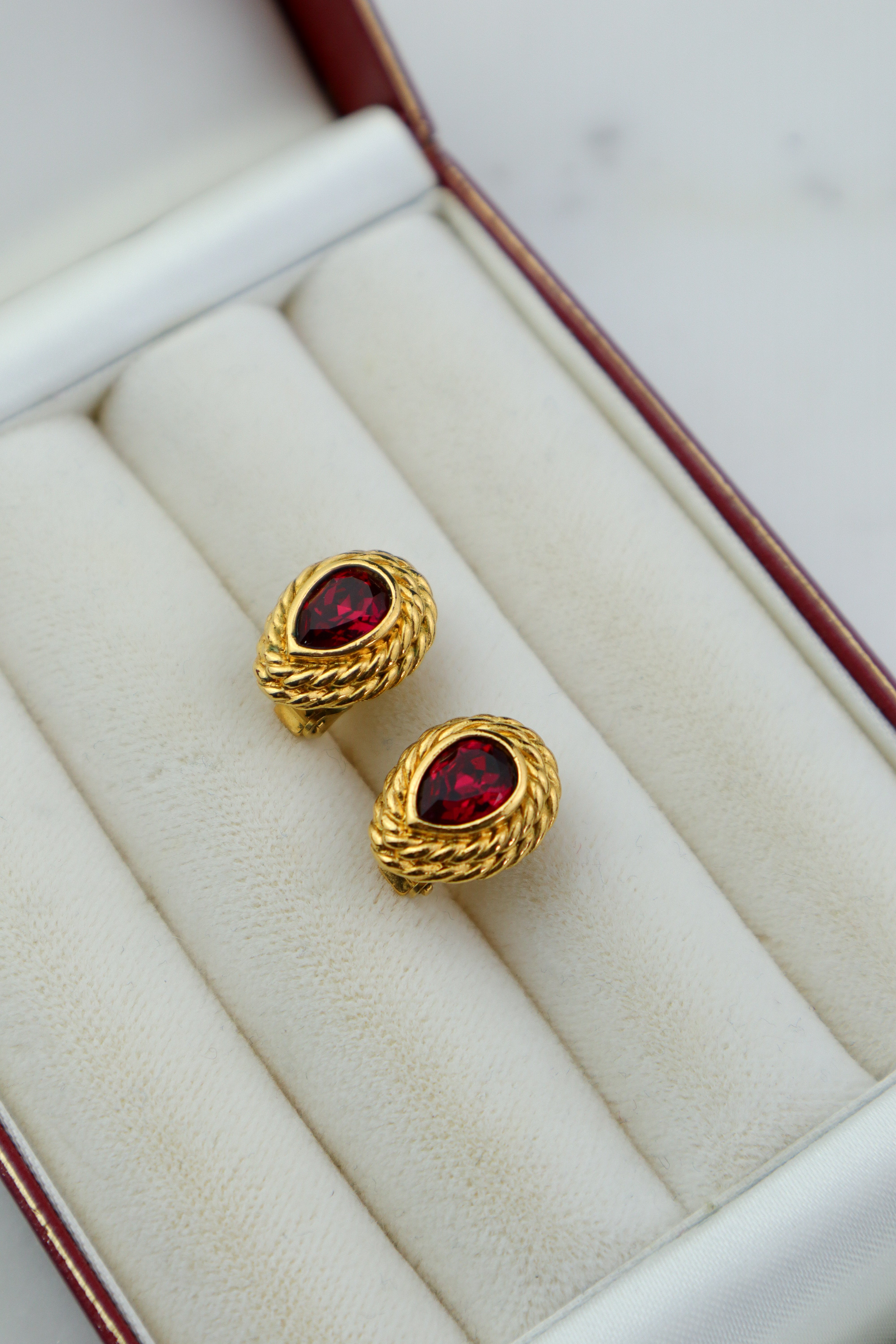 Lanvin - klipsy vintage z czerwonym kamieniem