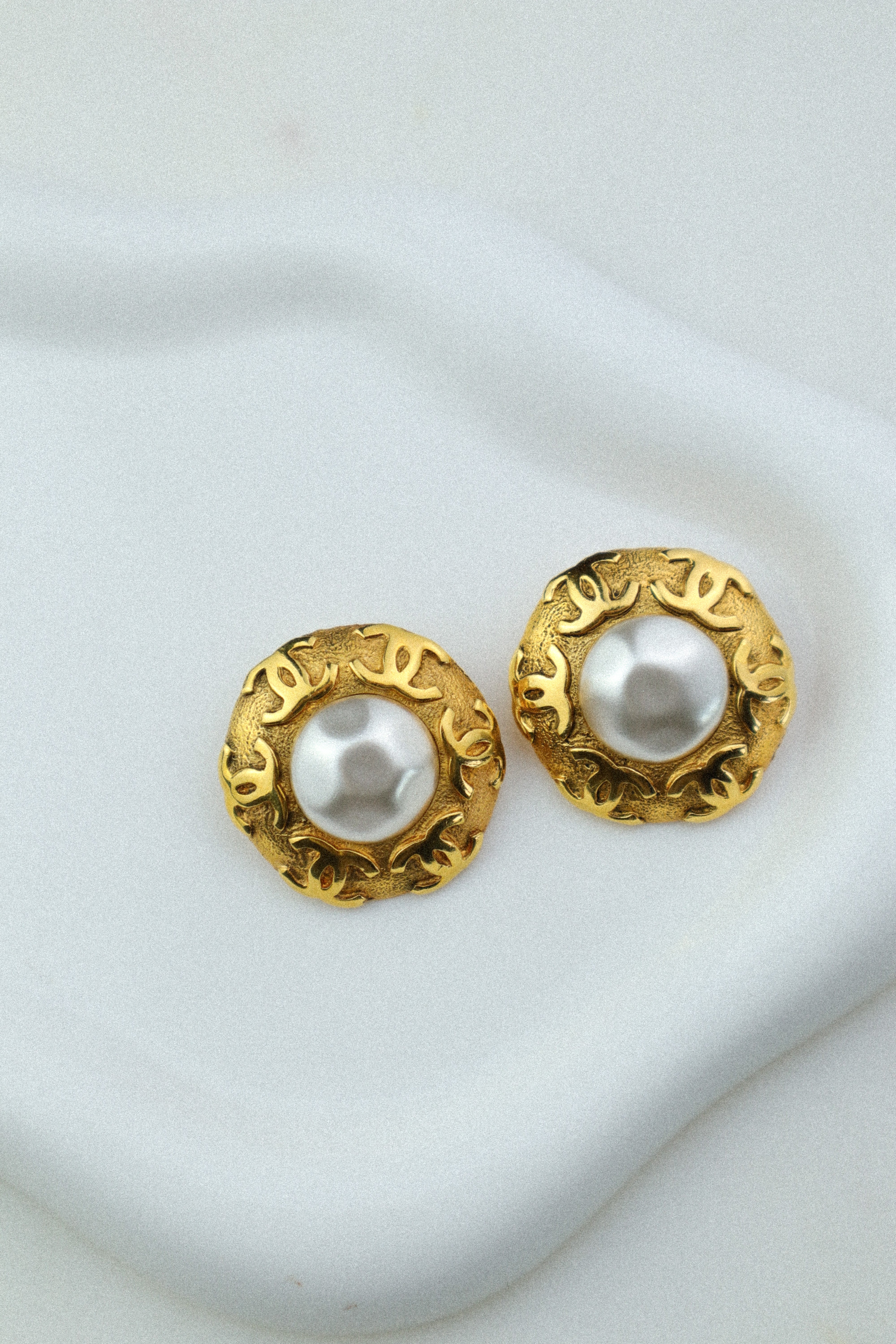 Chanel - klipsy vintage z perłą i monogramem CC